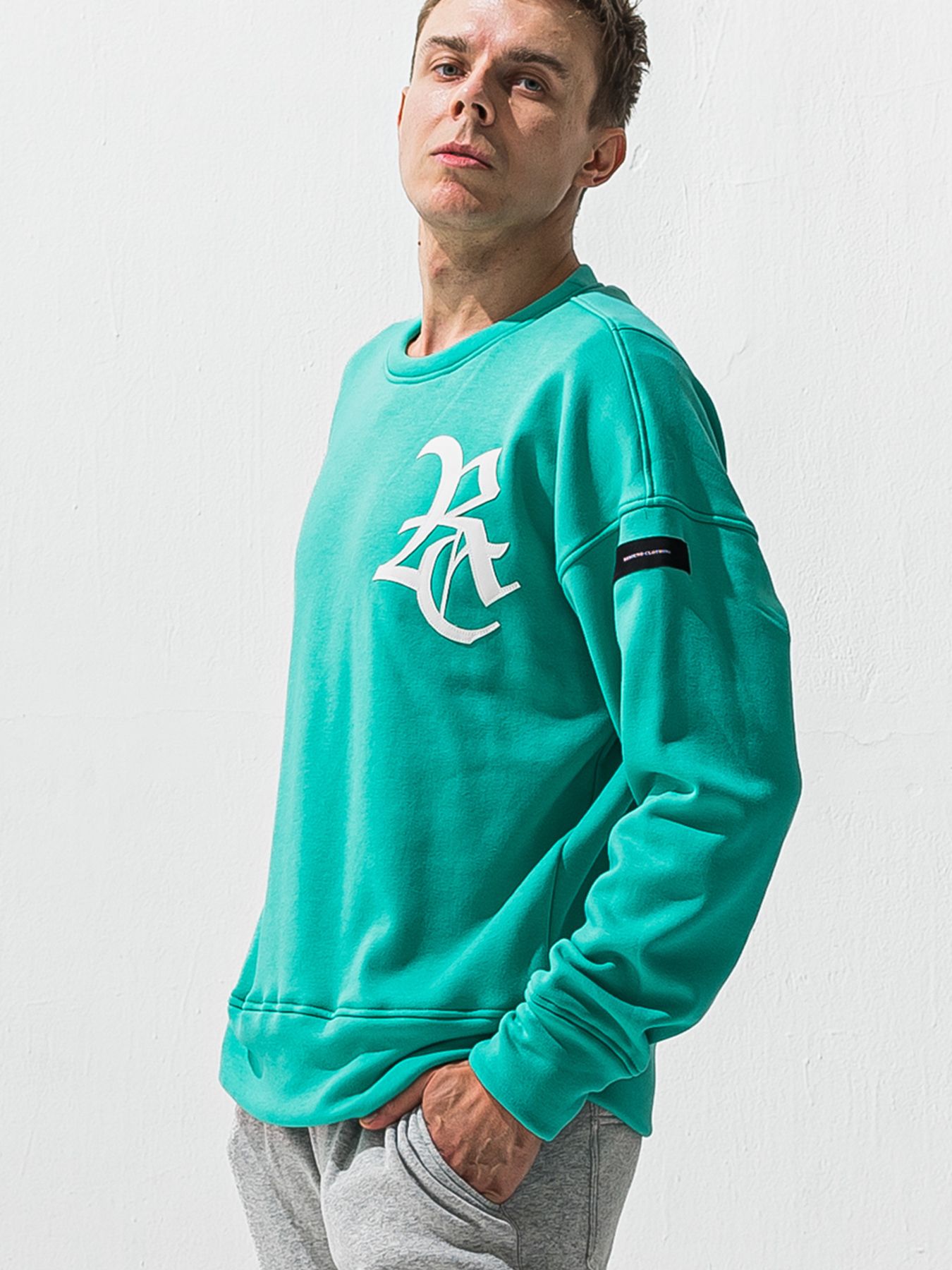 【予約品 9月6日(日) 締切】RC VELOURS FLEECE DROP TRAINER / RCレザーワッペン 裏起毛 ルーズトレーナー / ブルーグリーン