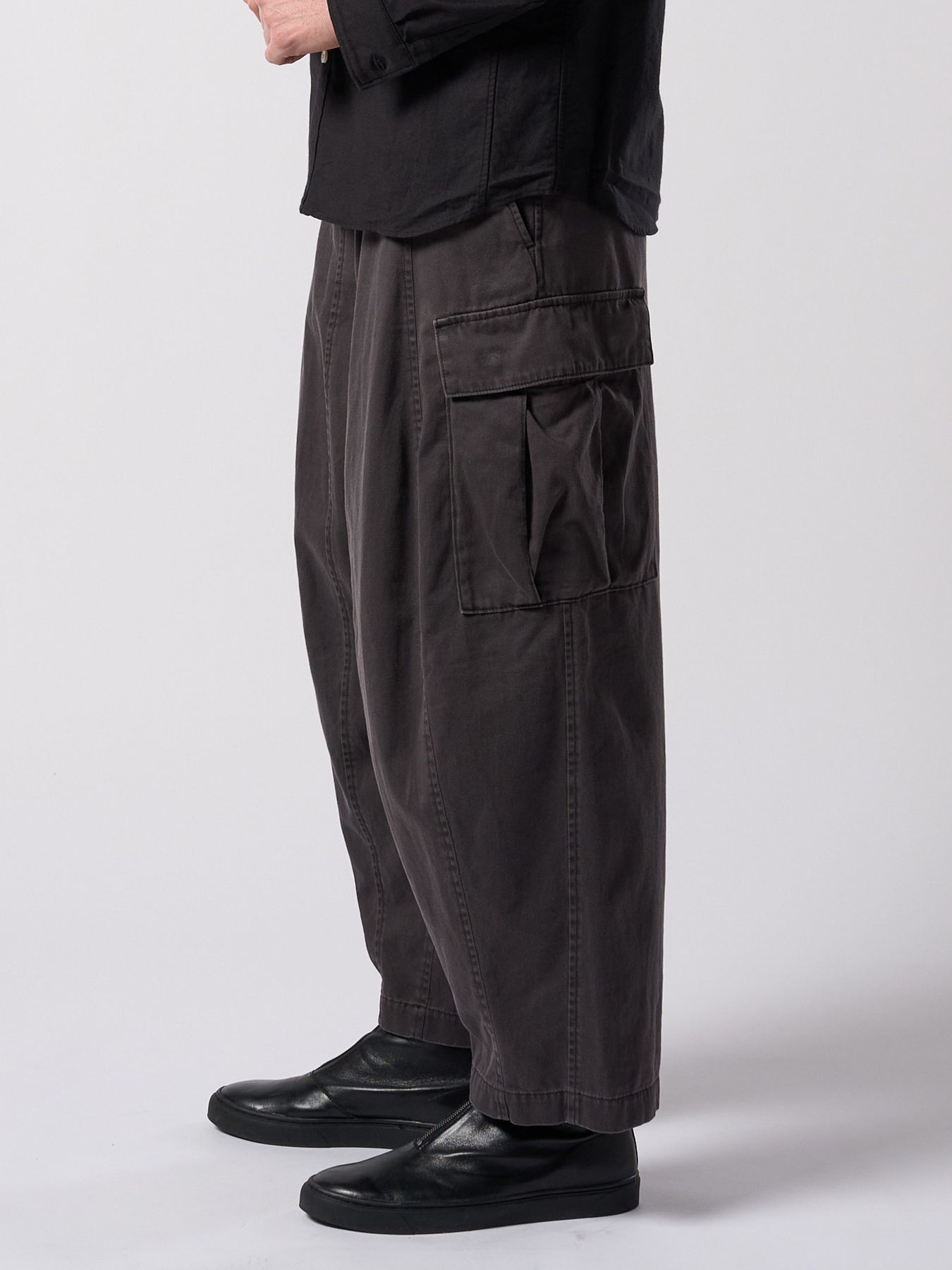 【予約品 4月19日(日) 18時締切】sulfur dyed light easy cargo / 硫化染め ライトイージーカーゴパンツ / フェードチャコール