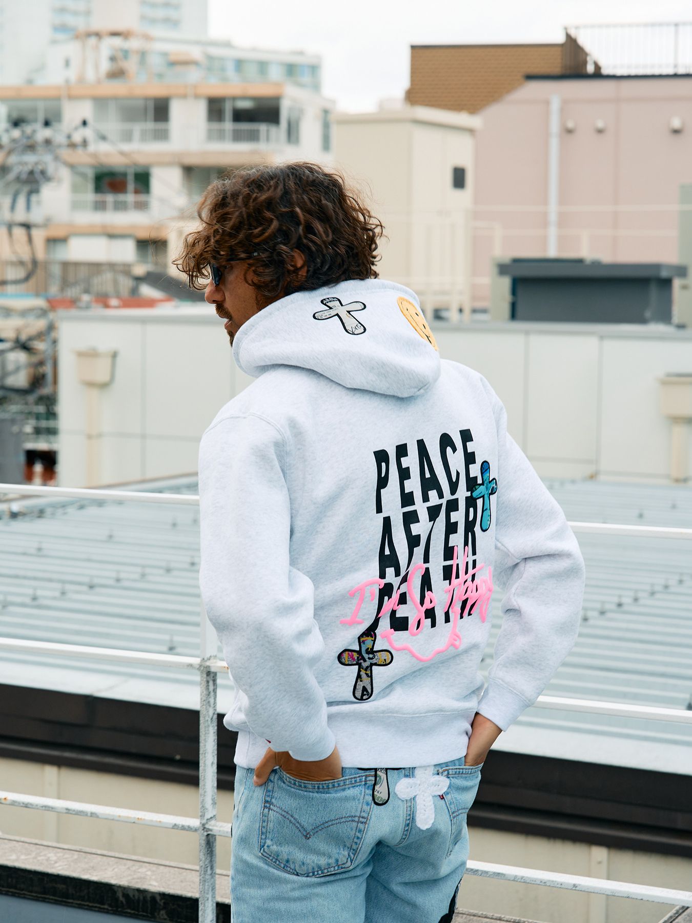 【予約品 5月8日(木) AM10時 締切】 TC裏毛起毛 PEACE AFTER DEATH&マルチパッチワーク プルパーカー / アッシュ