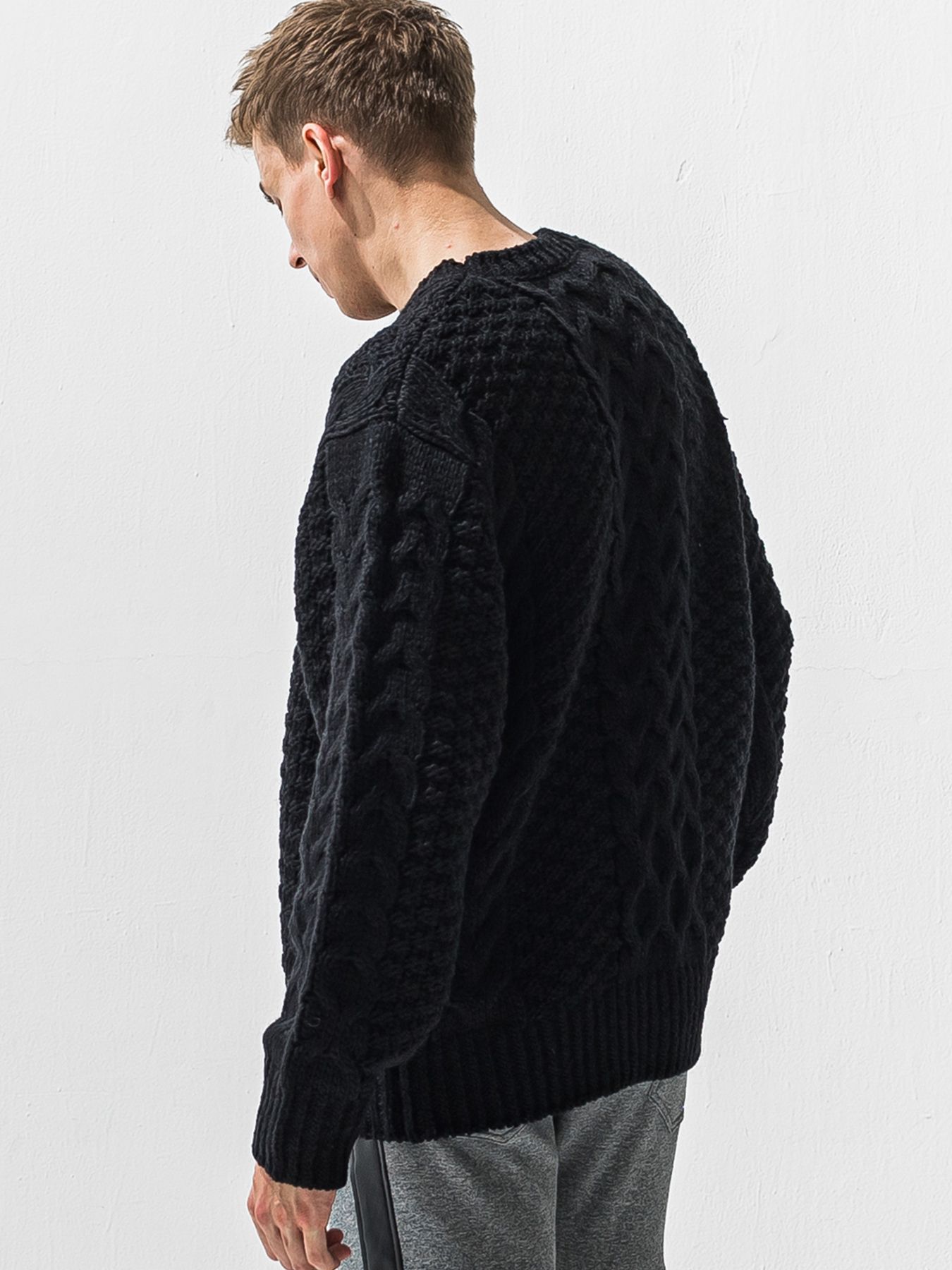 【予約品 9月6日(日) 締切】CABLE LAW SWEATER / ケーブル編みローゲージセーター / ブラック
