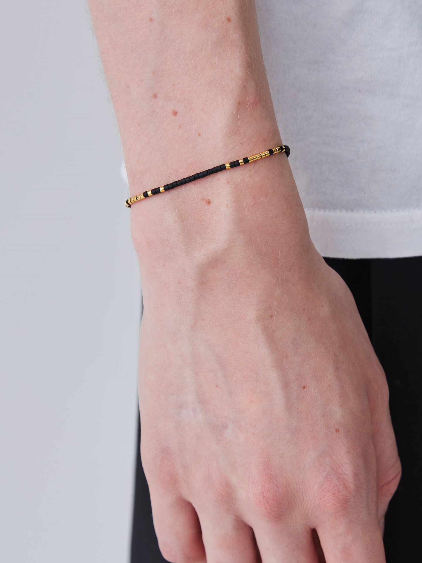《予約品》 BEADS BRACELET / ブレスレット / ブラック・ゴールド 【Iroquois.SENTI】