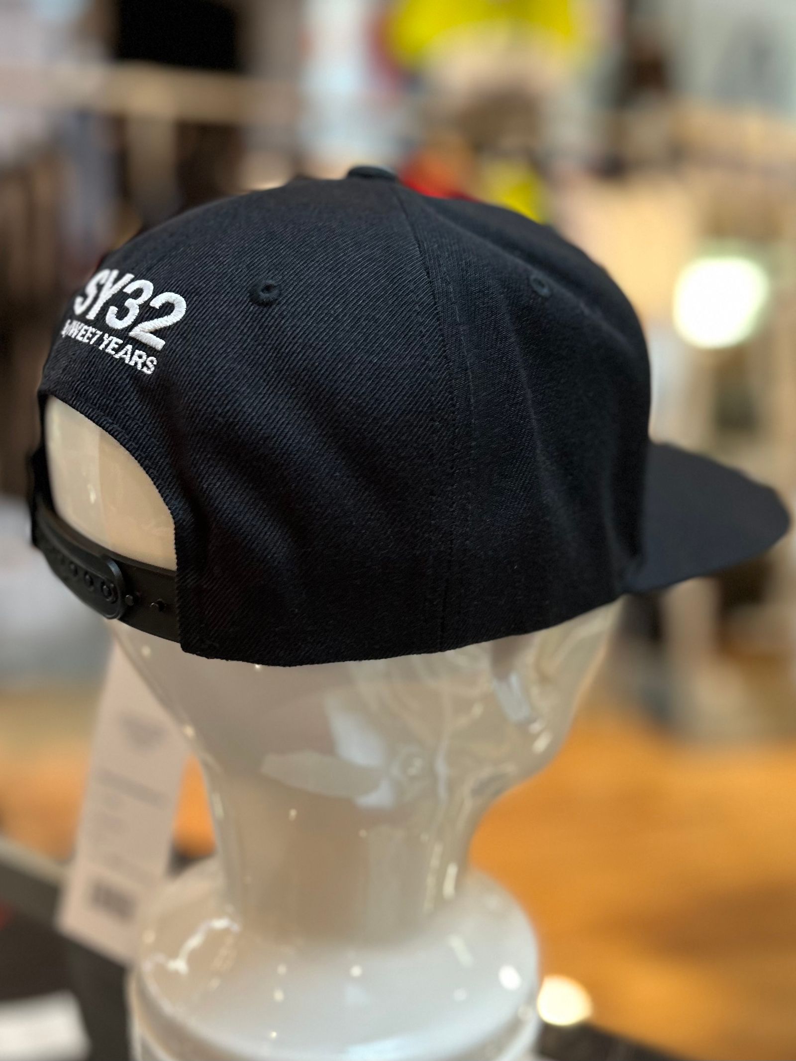 刺繡 SYMBOLIC MARK SNAPBACK CAP キャップ / BLACK 【SY32 by SWEET YEARS】