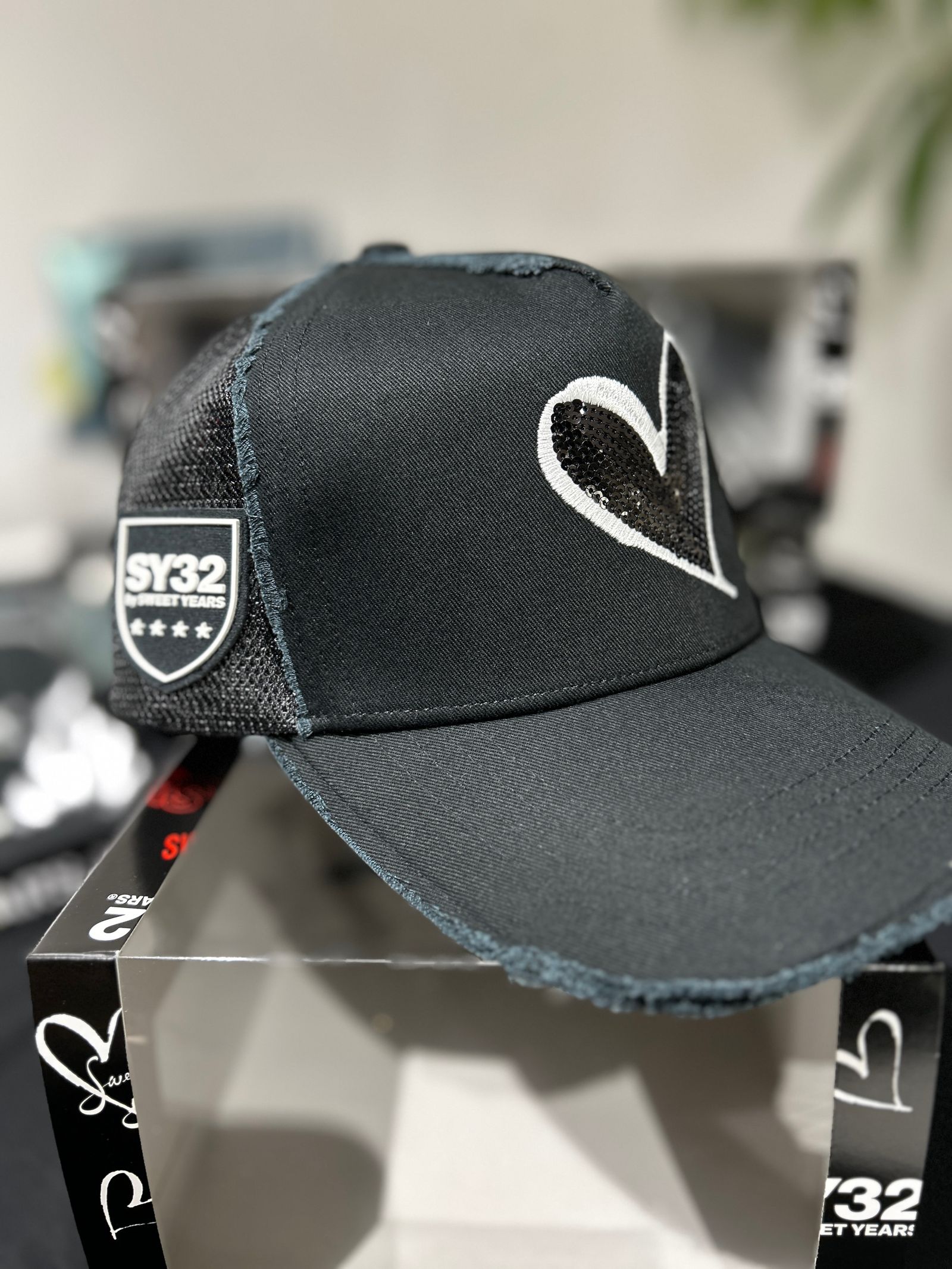 コラボアイテム好評発売中】SY32 渋谷店にL・I・J