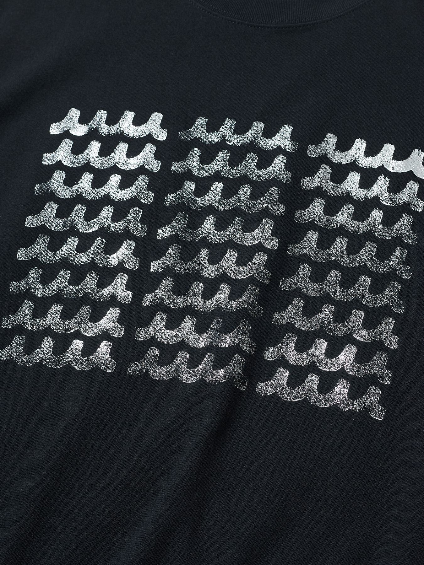 【予約品 10月9日(木) 締切】muta Foil Print Wave Logo Tee / Tシャツ / ブラック【Acanthus × muta MARINE】