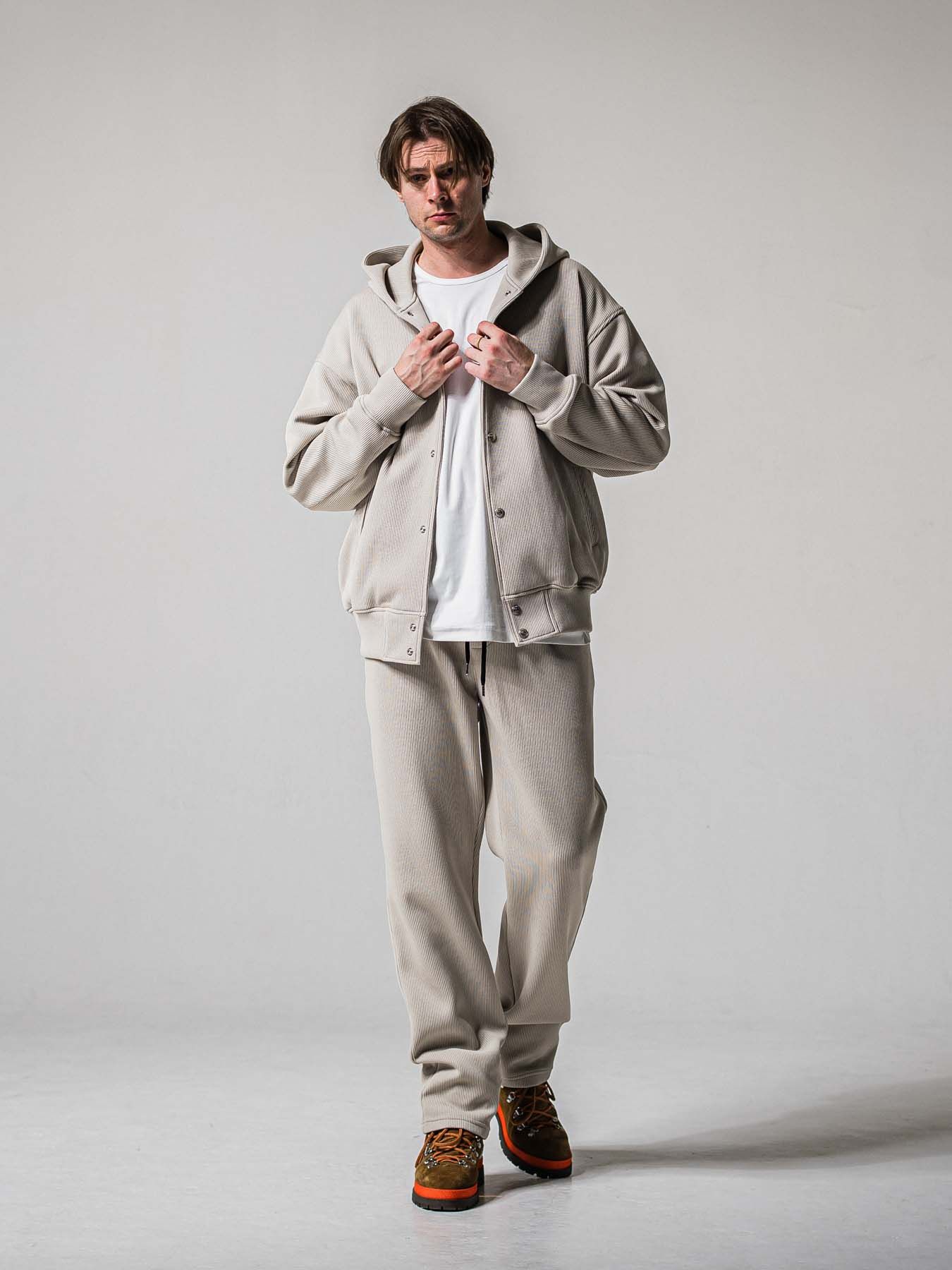 【予約品 11月16日(日) 締切】AZE VARSITY HOODIE / 畔編みニット フード付きスタジャン / グレージュ