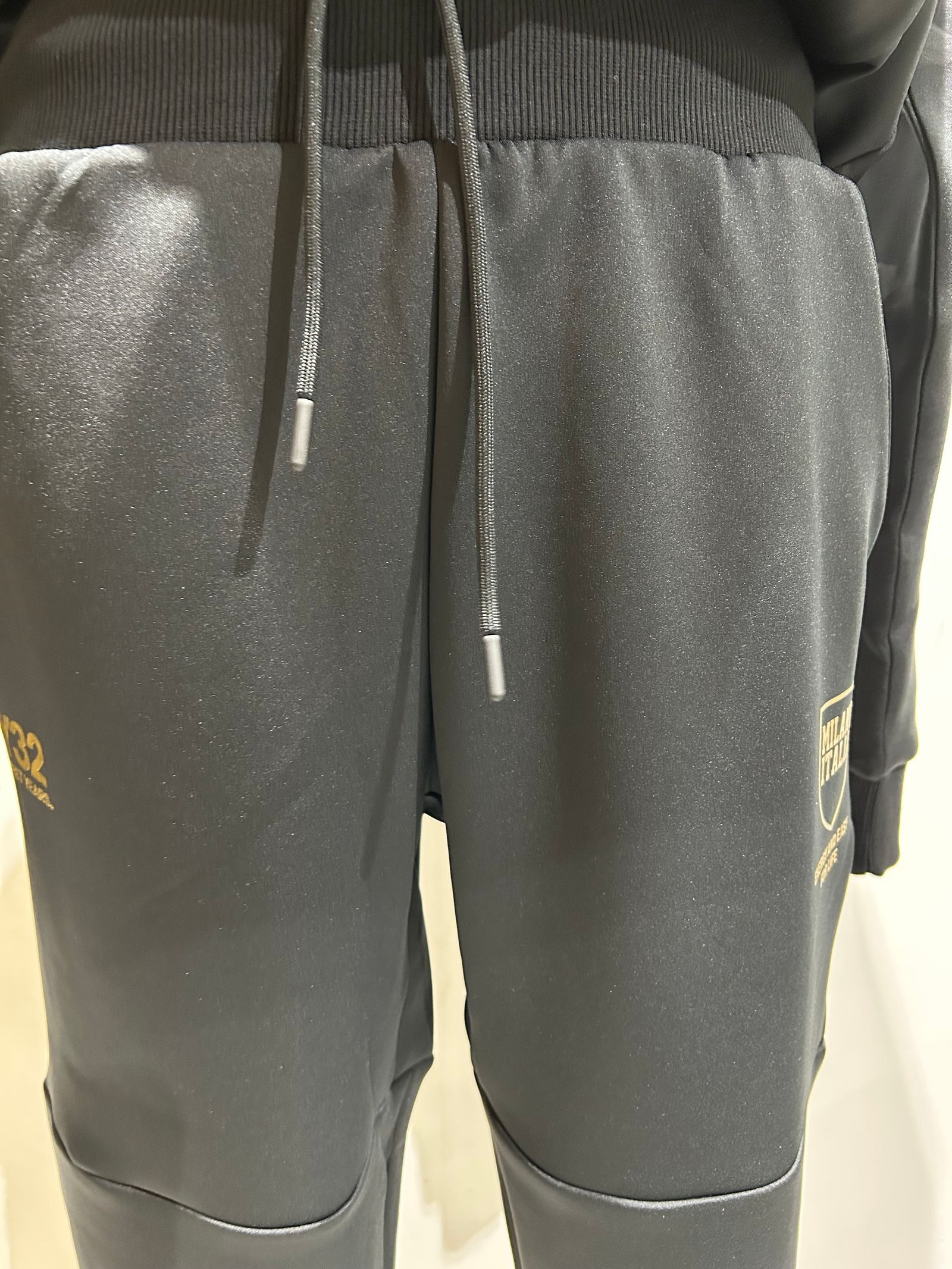 DOUBLE KNIT EMBOSS CAMO LOGO LONG PANTS / ブラック×ゴールド 【SY32 by SWEET YEARS】