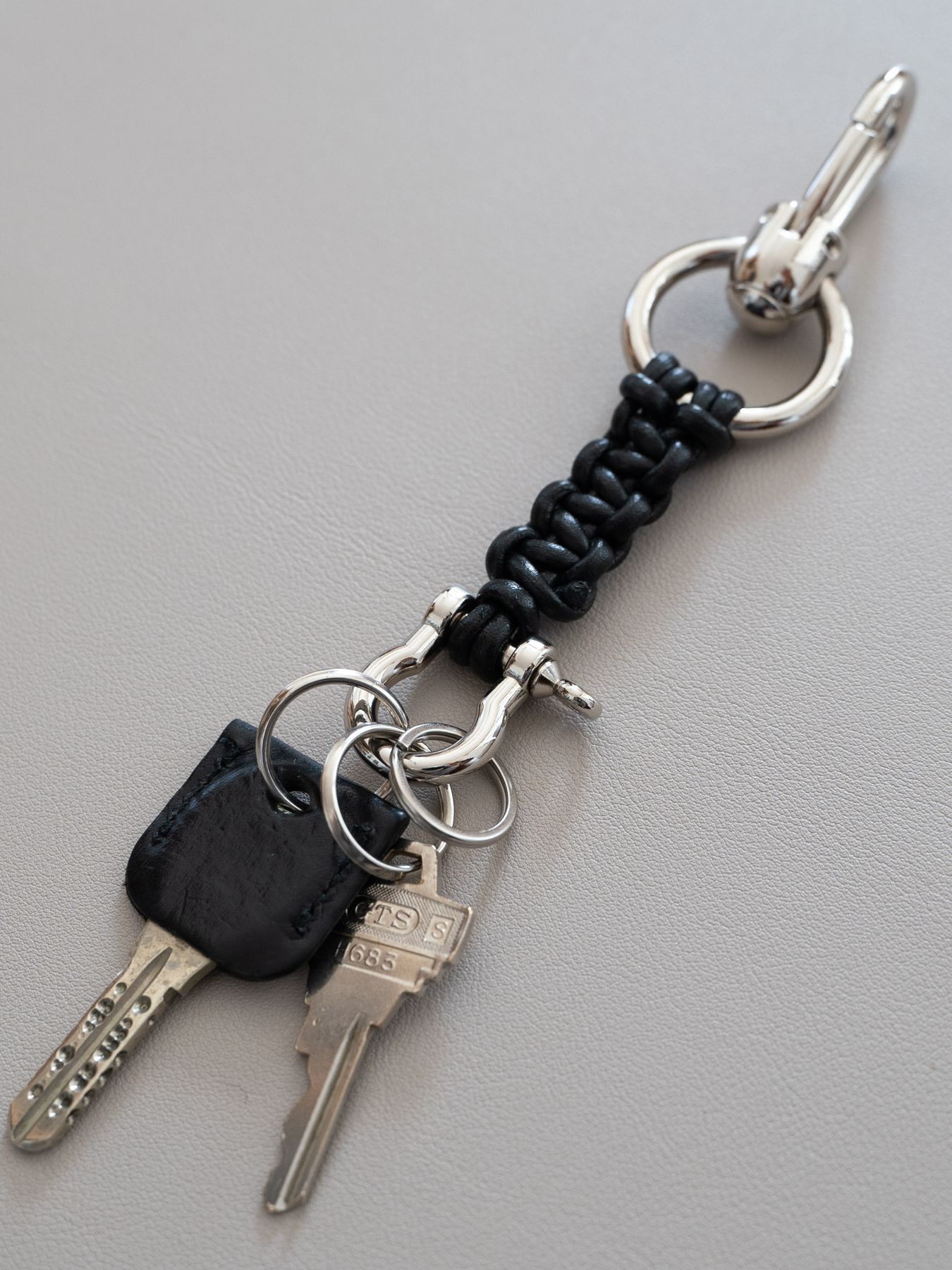 《予約品》 LEATHER BRAID KEY HOLDER / キーホルダー / ブラック 【Iroquois.SENTI】