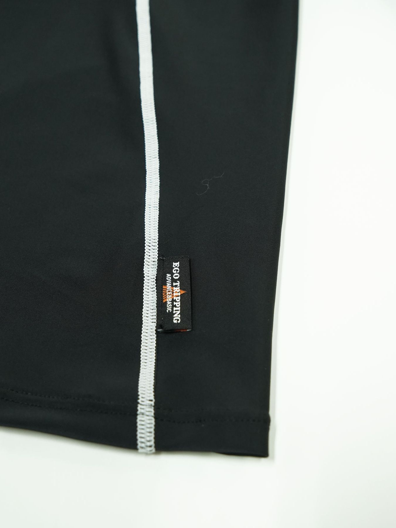 《予約品》 ARROWHEAD RASHGUARD / ラッシュガード / ブラック・ホワイト