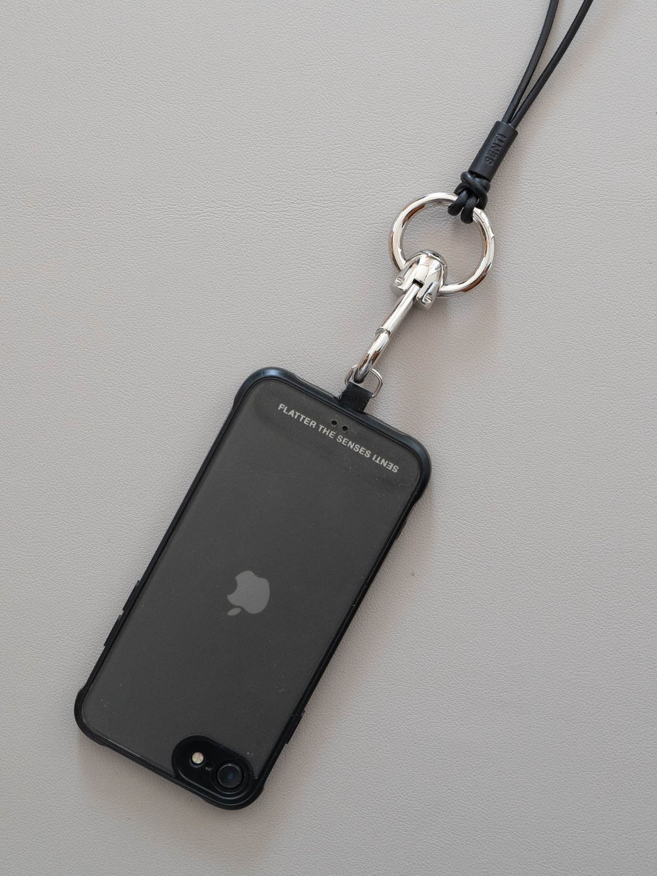 《予約品》 HOOK CARABINER LEATHER STRAP / フック式ネックストラップ / ブラック 【Iroquois.SENTI】