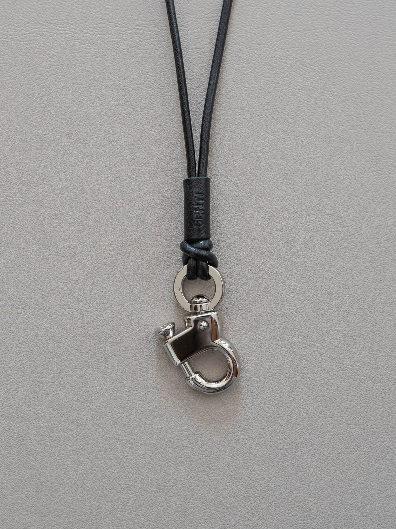 《予約品》 PULL UP LEATHER STRAP / ネックストラップ / ブラック 【Iroquois.SENTI】