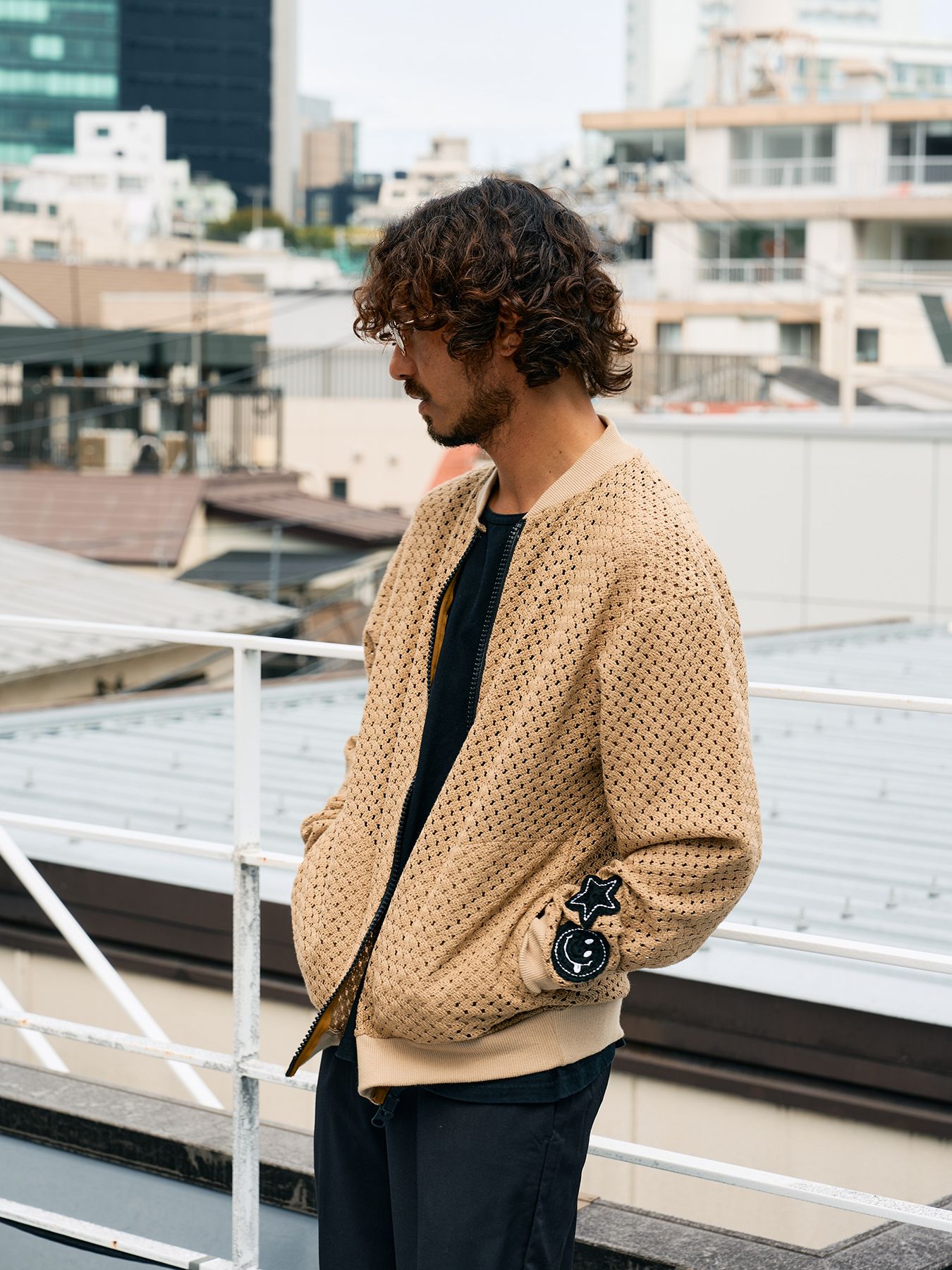 【予約品 10月16日(木) 締切】コットンラッセルメッシュ ハンドニット ワッペン ビッグジップブルゾン / ベージュ