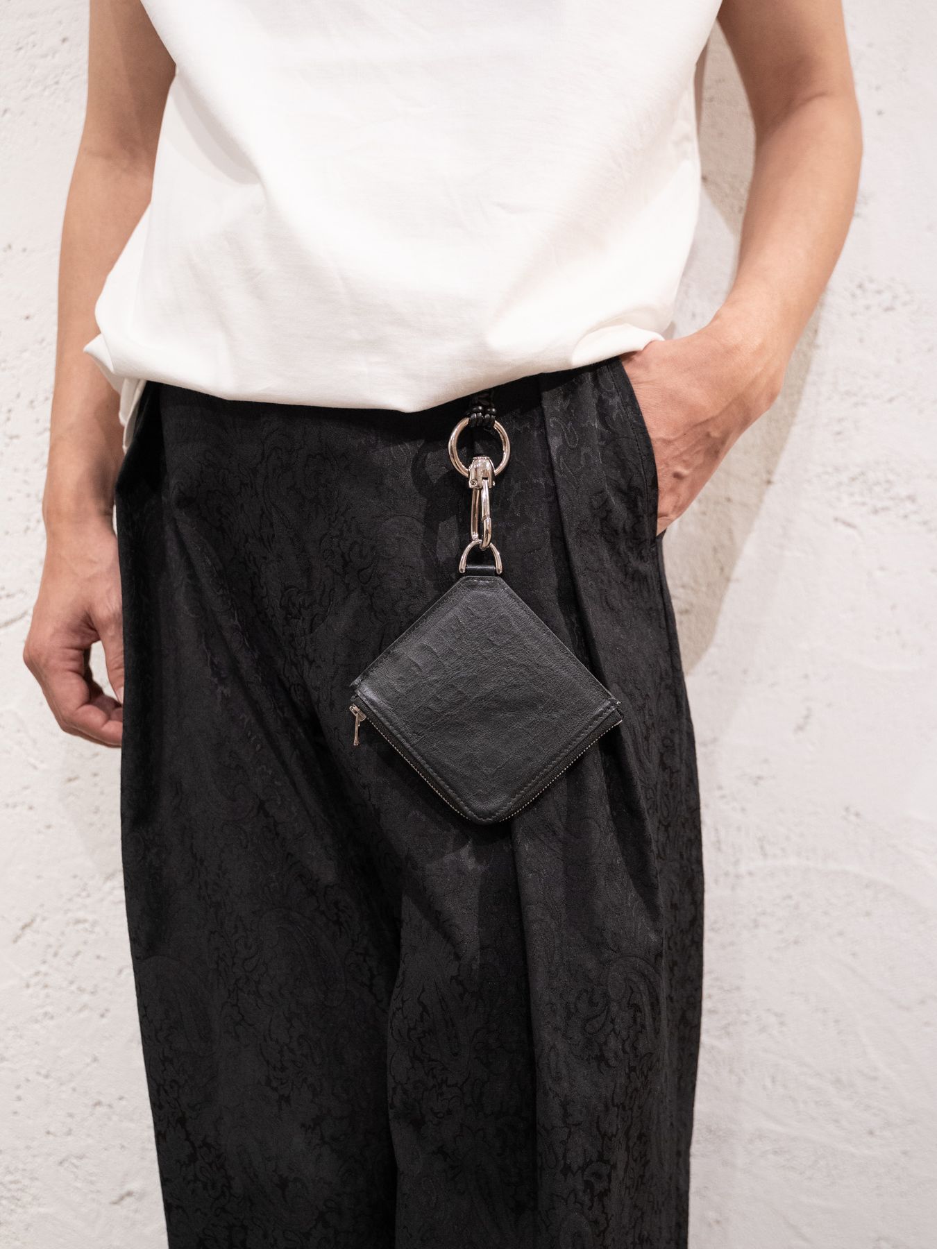 《予約品》 LEATHER BRAID HOOK CARABINER / キーホルダー / ブラック 【Iroquois.SENTI】