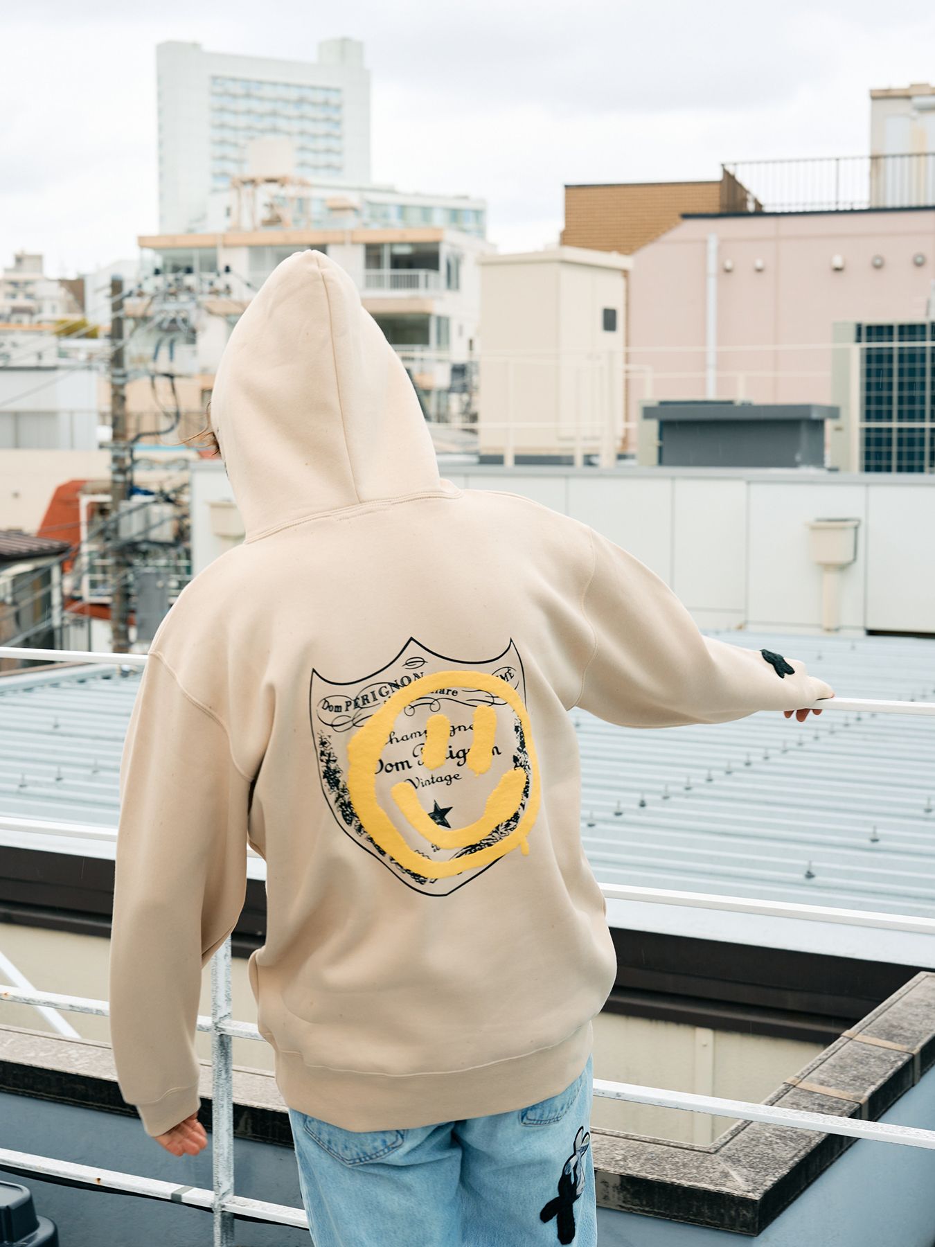 【予約品 5月8日(木) AM10時 締切】 TC裏毛起毛 ラベル&スマイル発泡プリントマルチパッチワーク プルパーカー / ベージュ