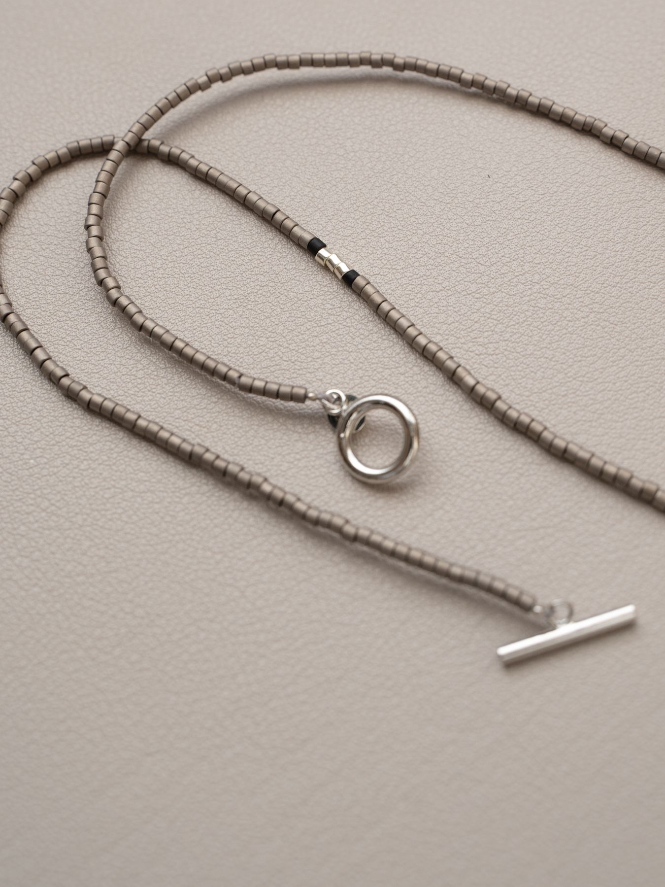 《予約品》 BEADS NECKLACE / ネックレス / グレー 【Iroquois.SENTI】