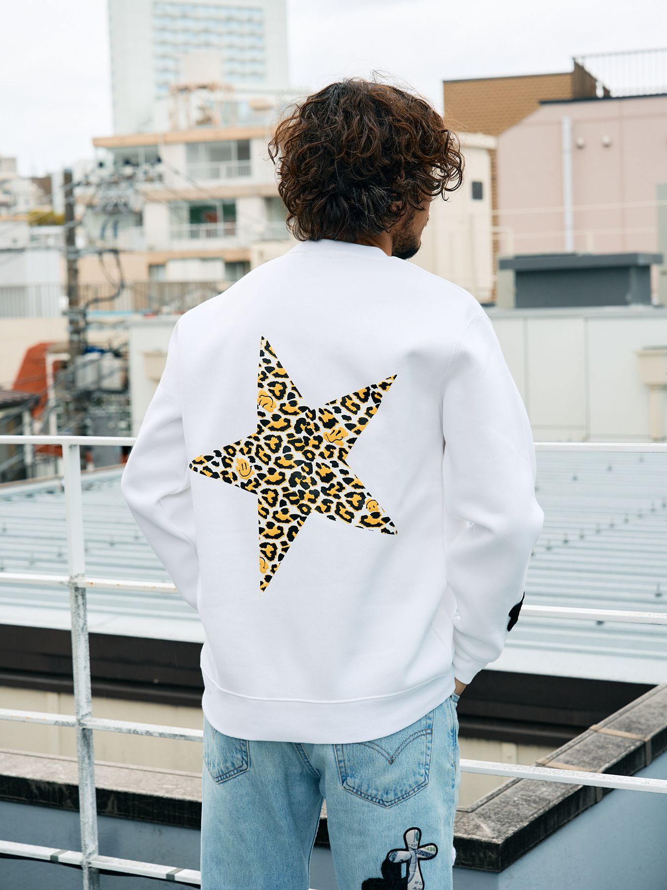 【予約品 5月8日(木) AM10時 締切】 TC裏毛起毛 レオパードスター発泡プリント&マルチパッチワーク スウェットシャツ / ホワイト