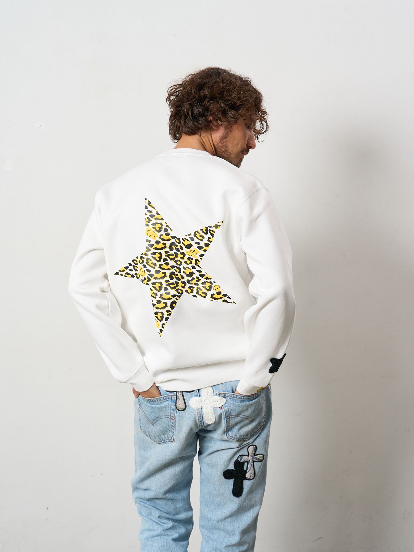 【予約品 5月8日(木) AM10時 締切】 TC裏毛起毛 レオパードスター発泡プリント&マルチパッチワーク スウェットシャツ / ホワイト