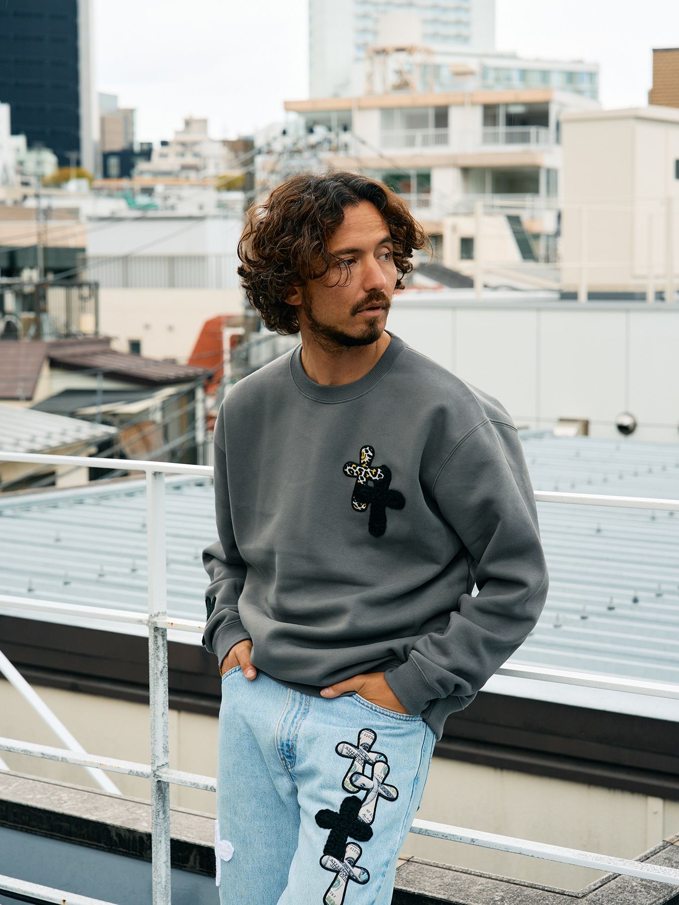 【予約品 5月8日(木) AM10時 締切】 TC裏毛起毛 ロゴクロス発泡プリント&クロスパッチワーク スウェットシャツ / チャコールグレー