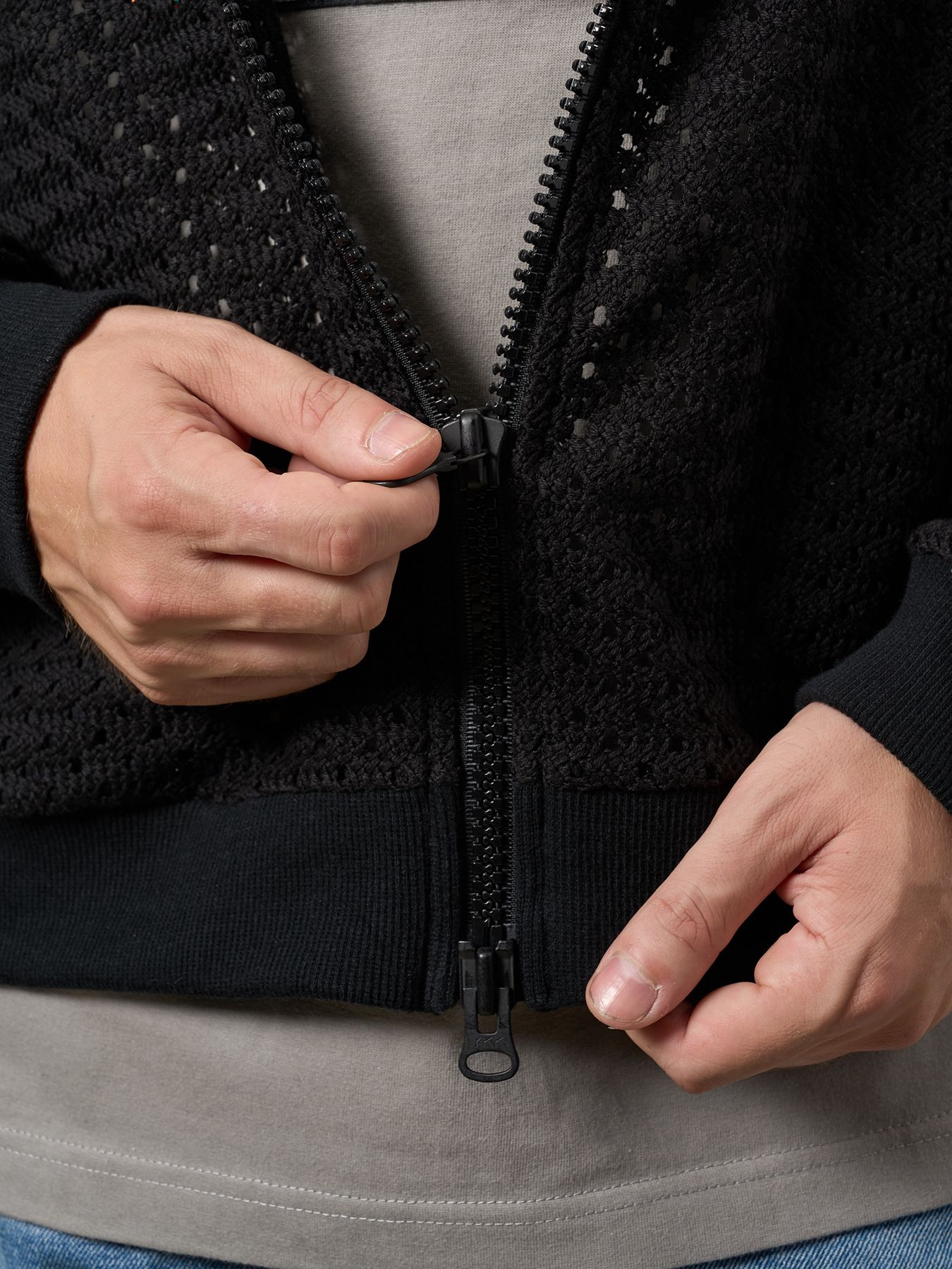 【予約品 10月16日(木) 締切】コットンラッセルメッシュ ハンドニット ワッペン ビッグジップブルゾン / ブラック