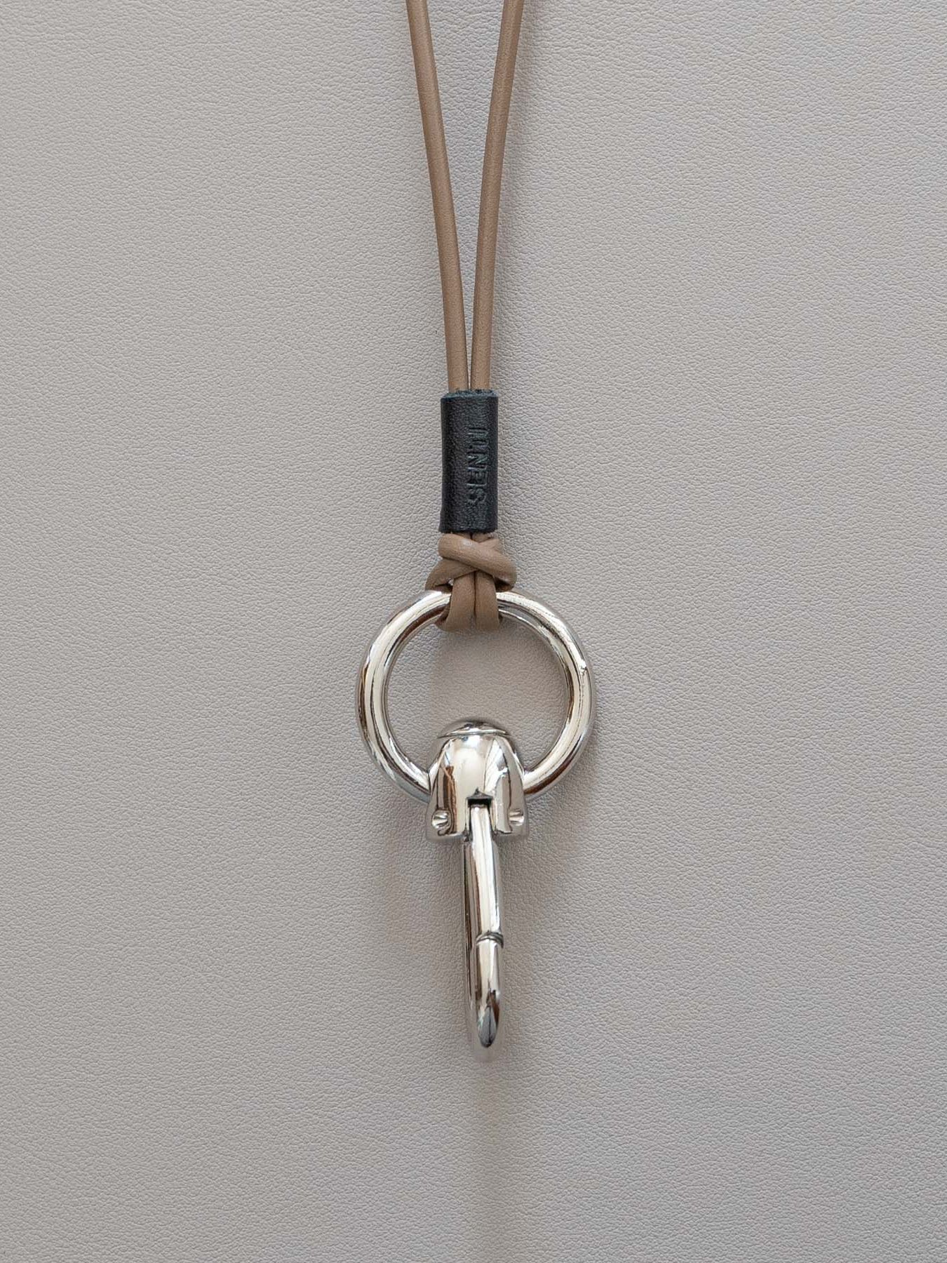 《予約品》 HOOK CARABINER LEATHER STRAP / フック式ネックストラップ / キャメル 【Iroquois.SENTI】