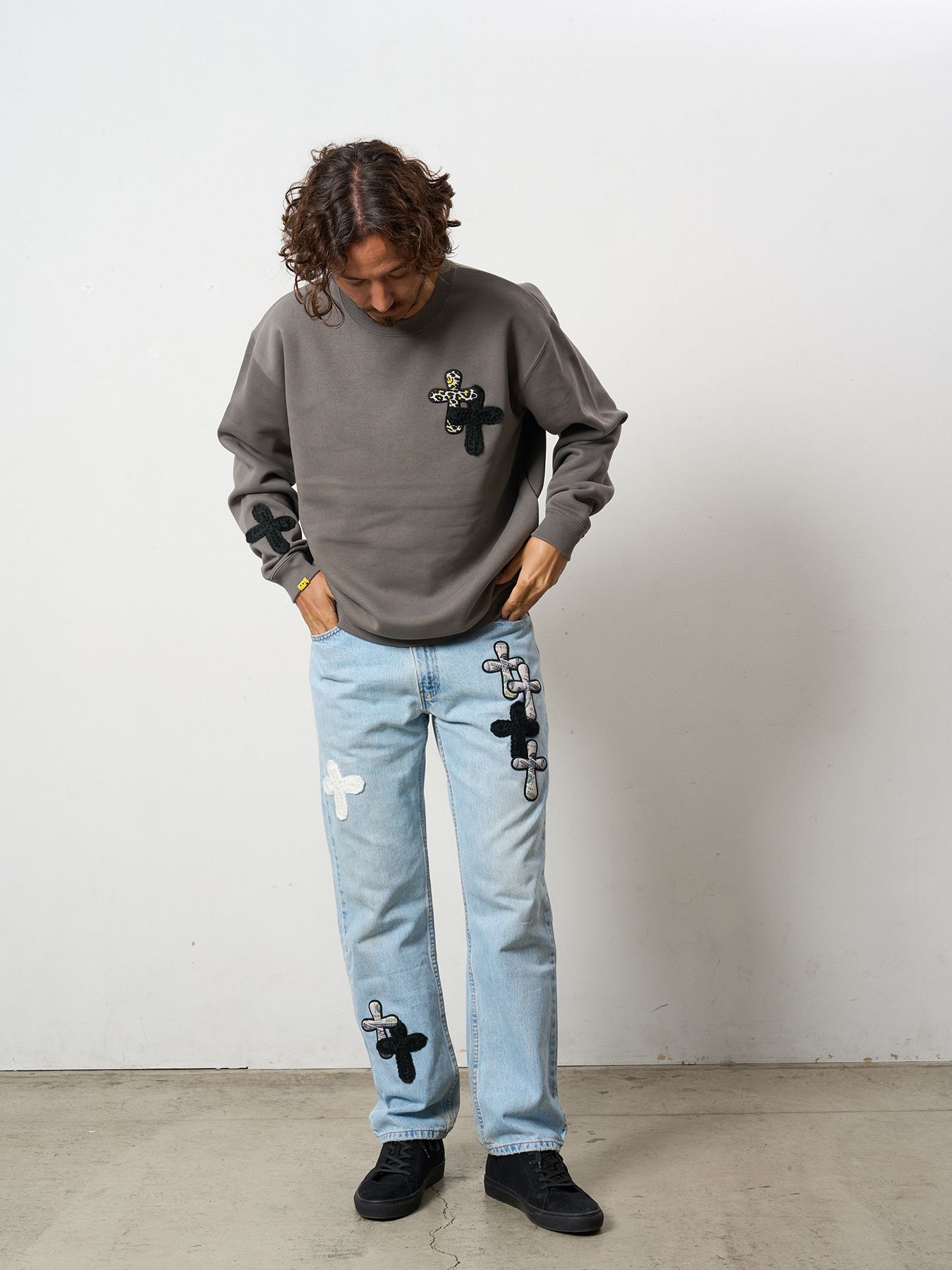 【予約品 5月8日(木) AM10時 締切】 TC裏毛起毛 ロゴクロス発泡プリント&クロスパッチワーク スウェットシャツ / チャコールグレー