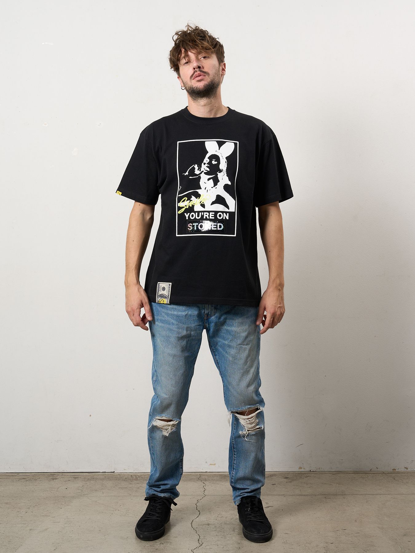 【予約品 10月16日(木) 締切】5.6ozコットン天竺 YOU'RE ON STONEDシークイン SSシャツ / ブラック