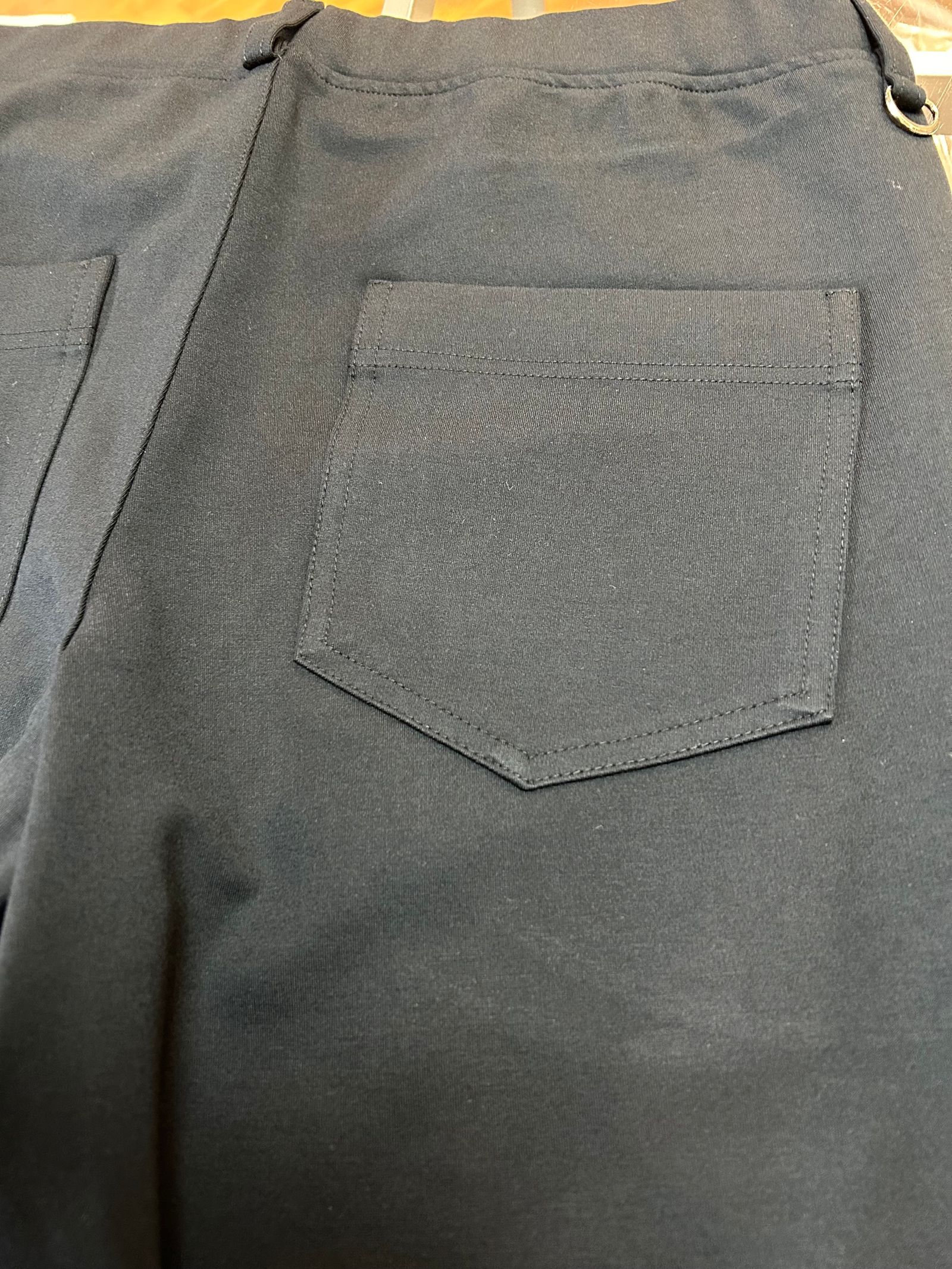 ERIC EASY PANTS セミルーズフィット パンツブラック