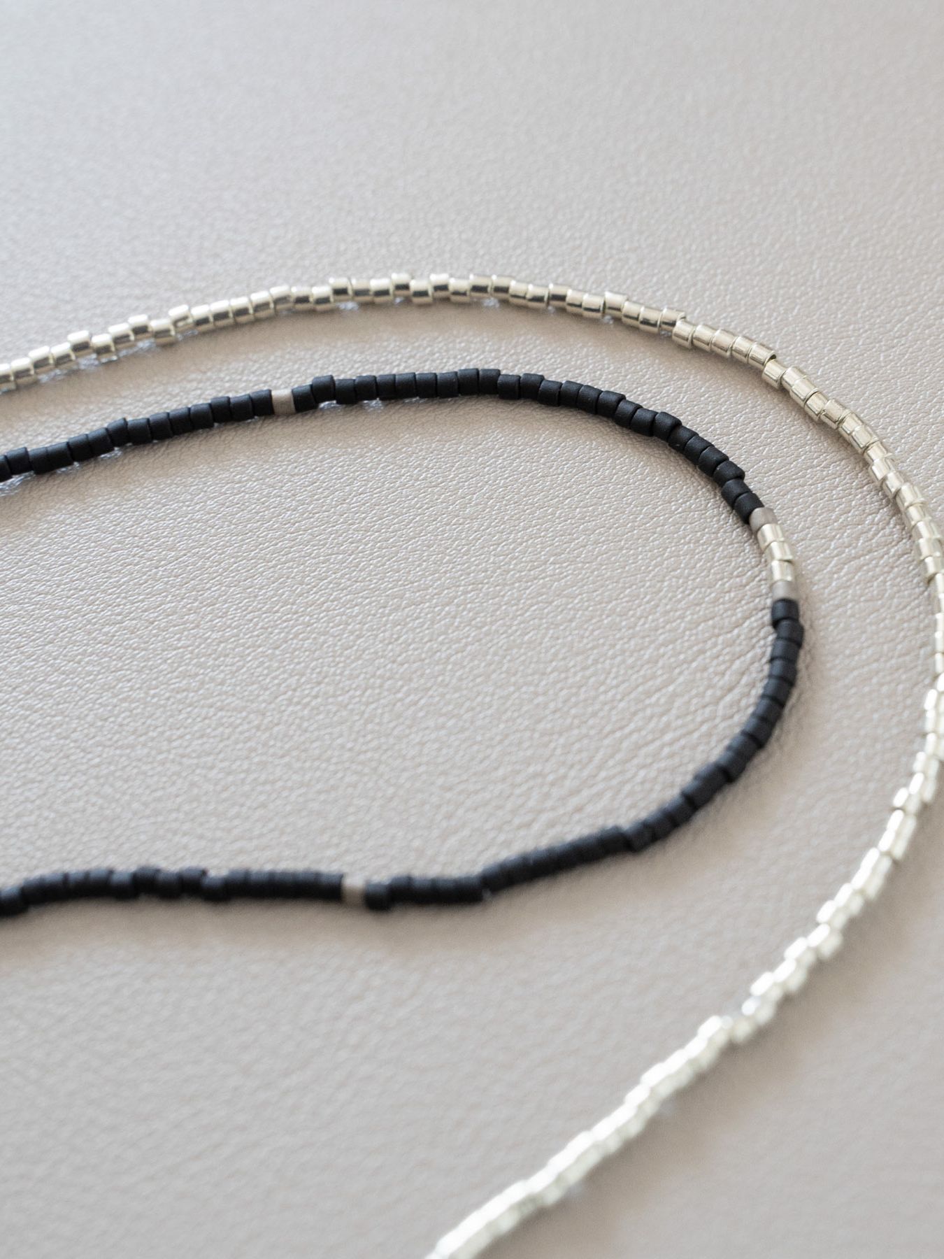 《予約品》 BEADS GLASS CORD&NECKLACE / グラスコード&ネックレス / ブラック・シルバー 【Iroquois.SENTI】