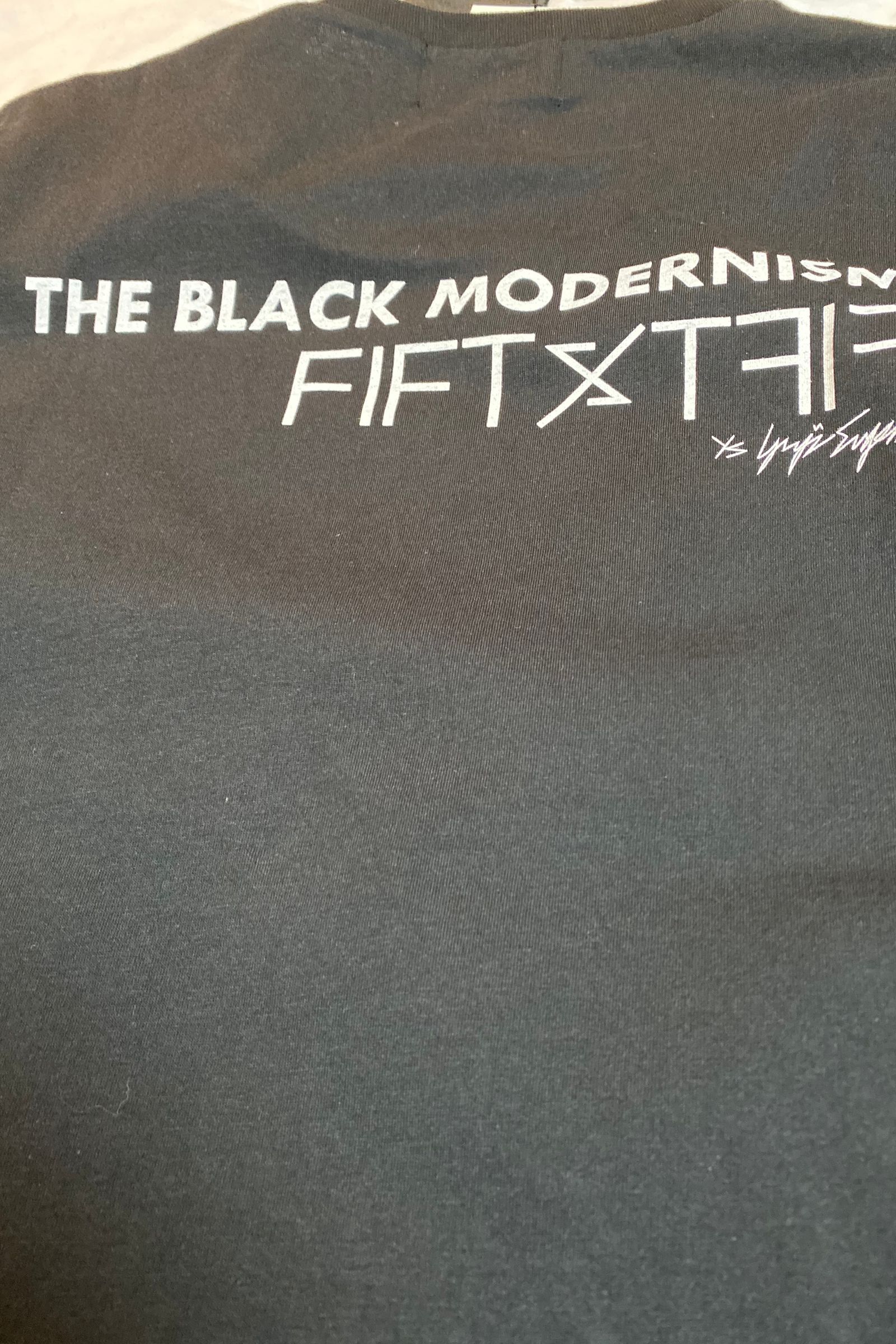 FIFTY FIFTY (フィフティフィフティ)220110103 / "清春" Special Session Print Hem Step Big Tee-BLACK