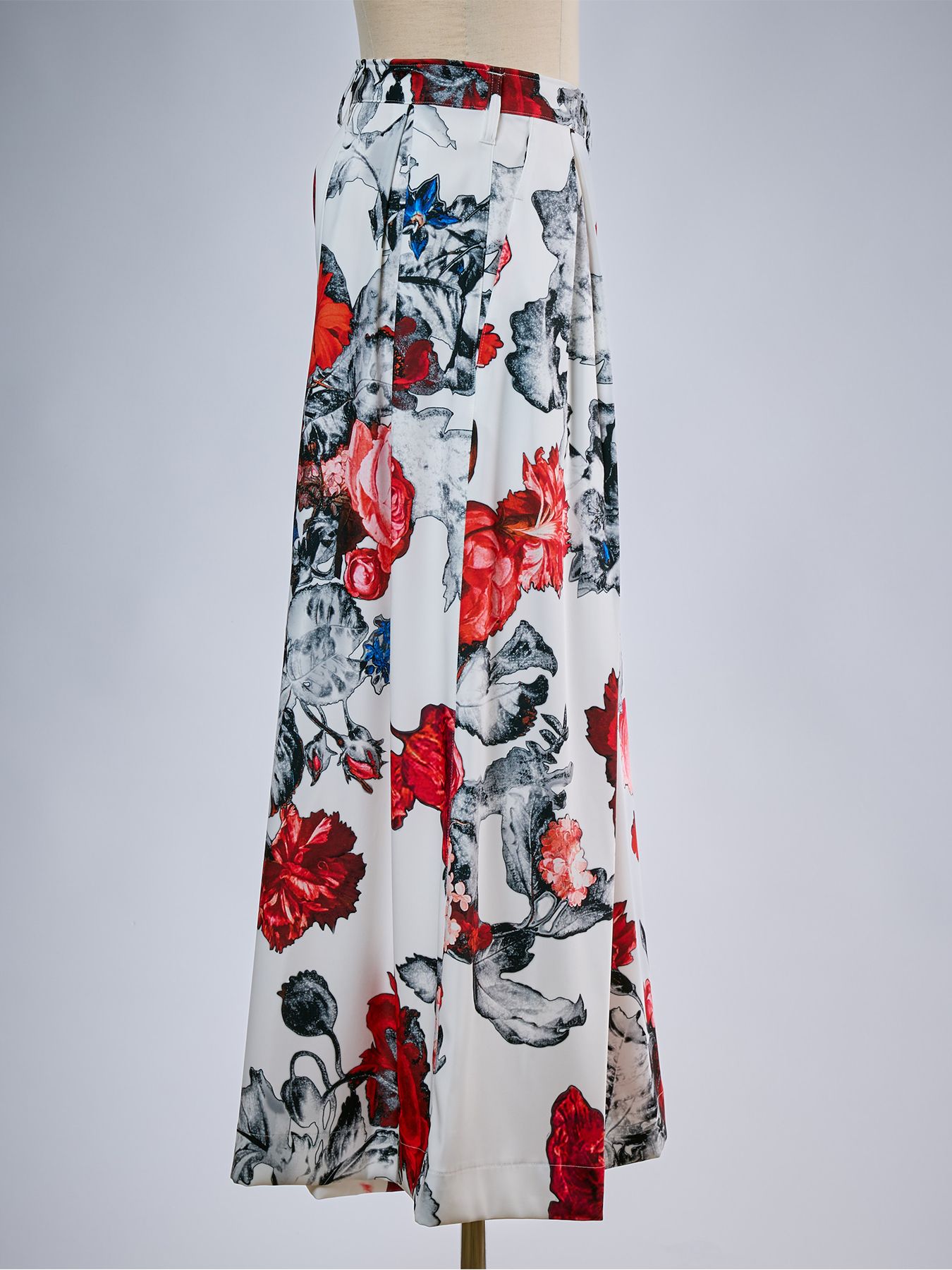【予約品 10月26日(月) 締切】THEONENESS-FLORA Drape Slacks / ドレープスラックス / ホワイト