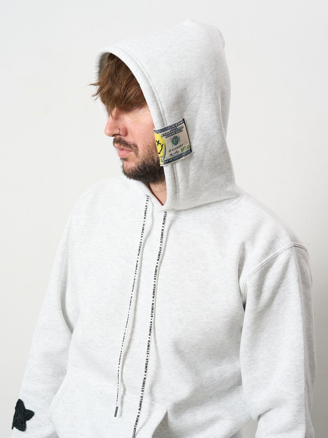 【予約品 5月8日(木) AM10時 締切】 TC裏毛起毛 ラベル&スマイル発泡プリントマルチパッチワーク プルパーカー / アッシュ
