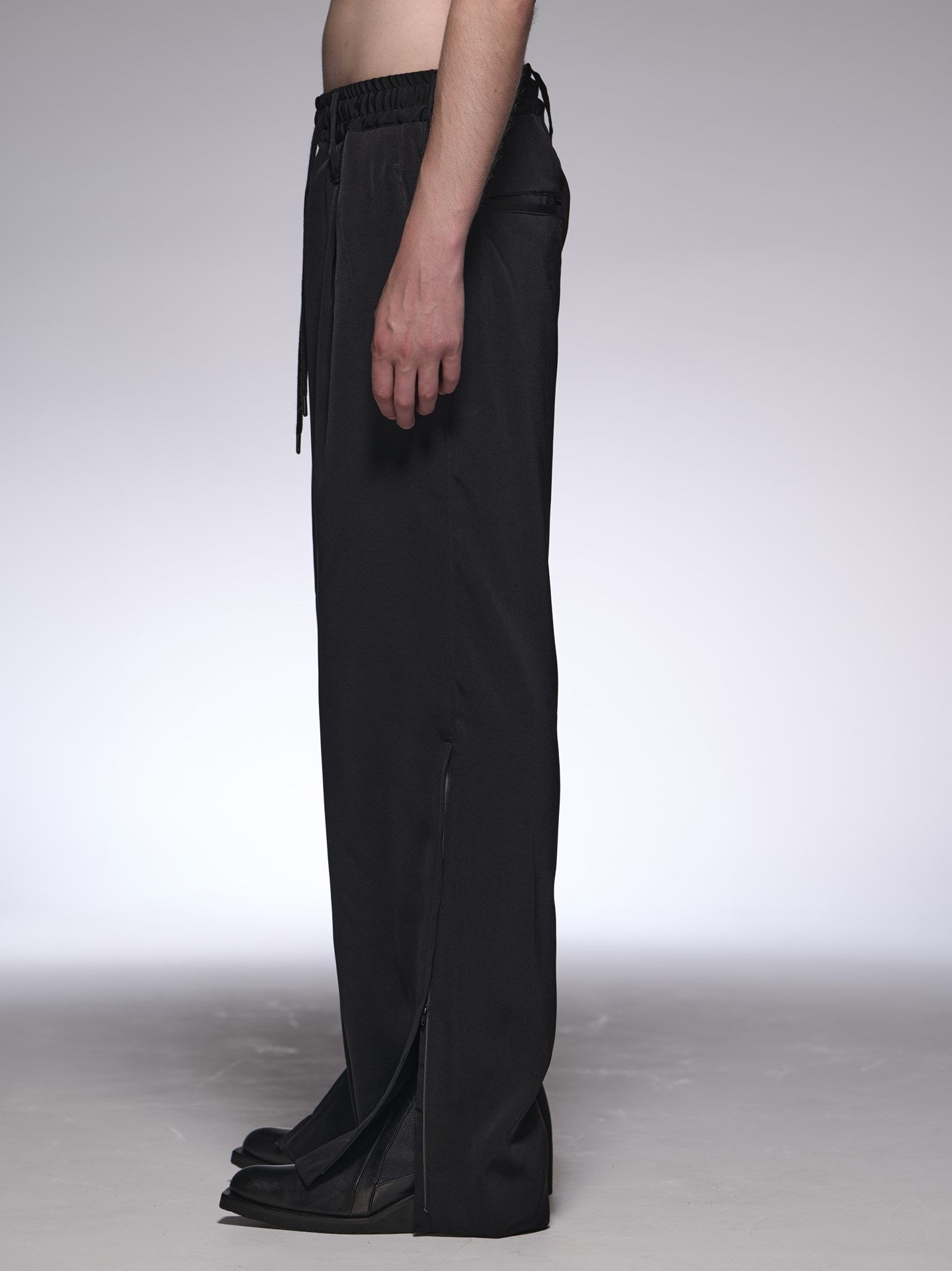 《予約品》 SlitZippWideSlacks / スエードサテン スリットジップ入りワイドスラックス / ブラック
