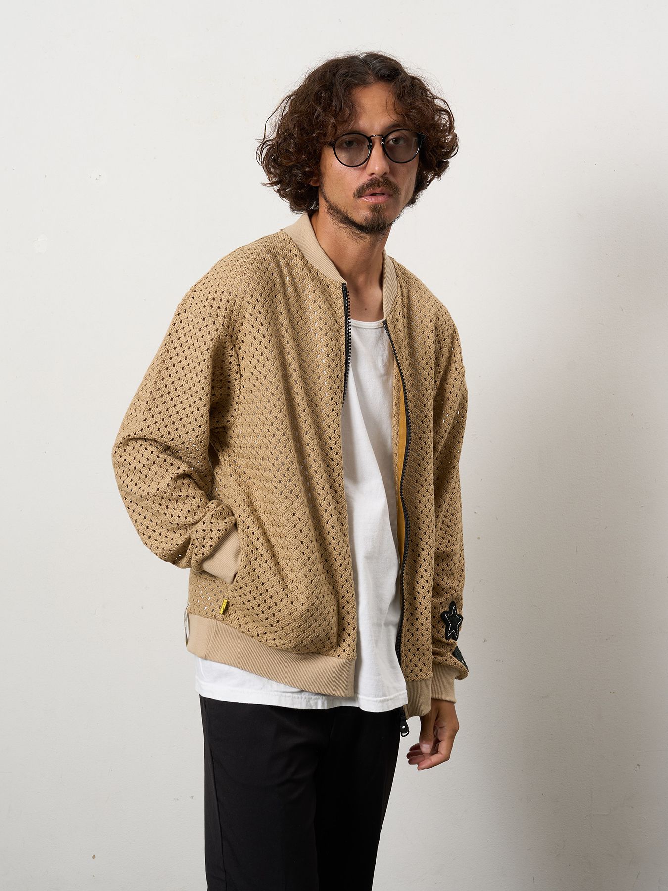 【予約品 10月16日(木) 締切】コットンラッセルメッシュ ハンドニット ワッペン ビッグジップブルゾン / ベージュ