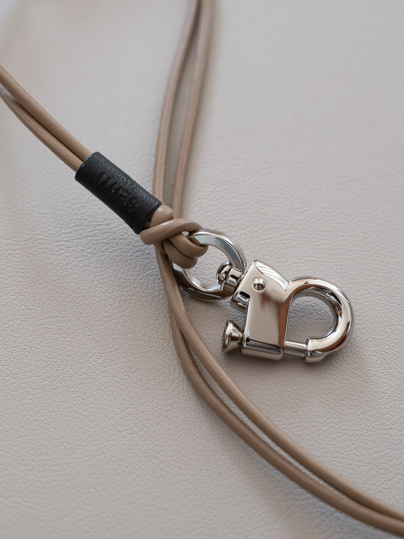 《予約品》 PULL UP LEATHER STRAP / ネックストラップ / キャメル 【Iroquois.SENTI】