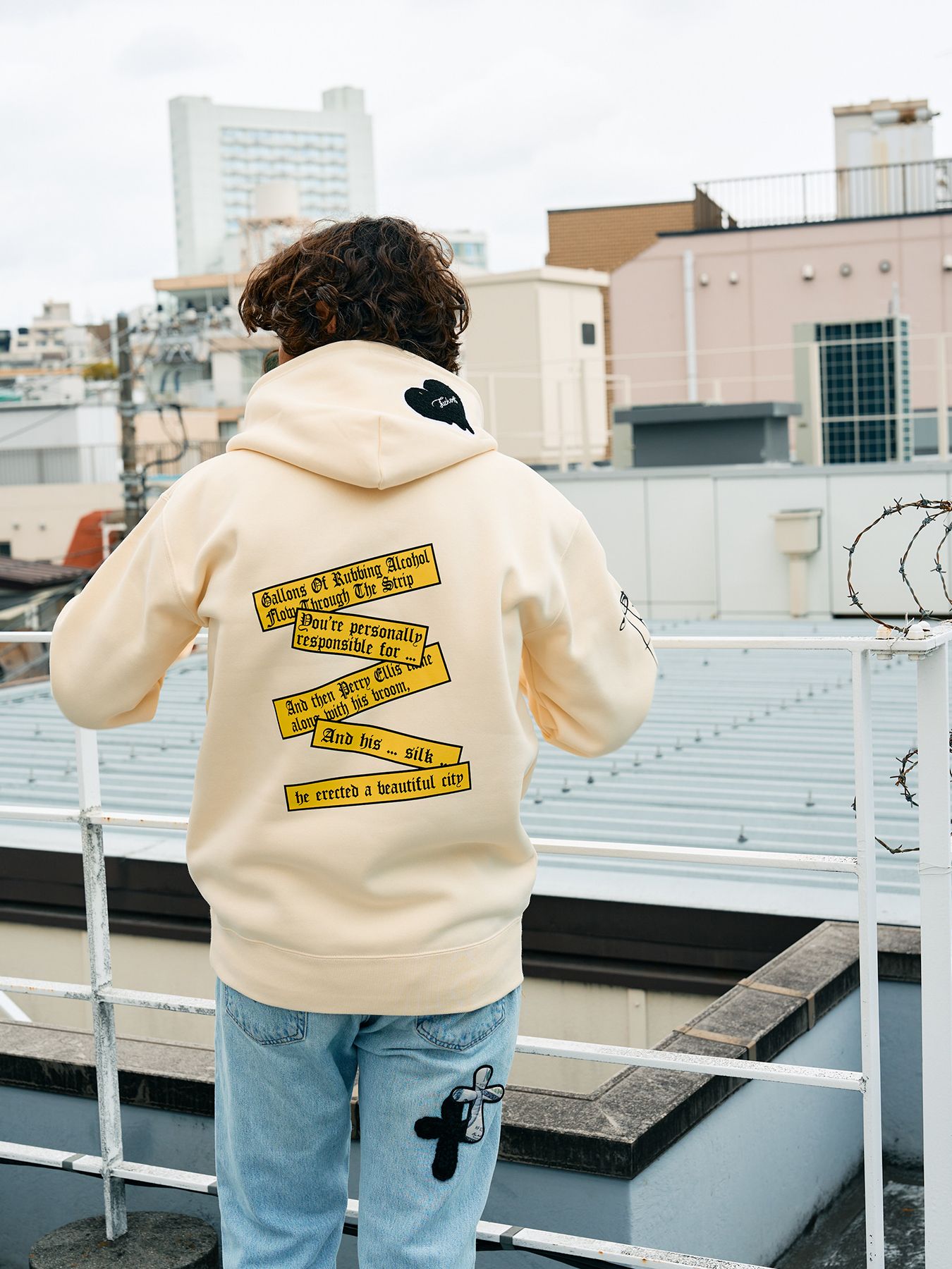 【予約品 5月8日(木) AM10時 締切】 TC裏毛起毛 リリックリボン&MUSICプリントハートサガラパッチワーク プルオーバー パーカー / ナチュラルベージュ