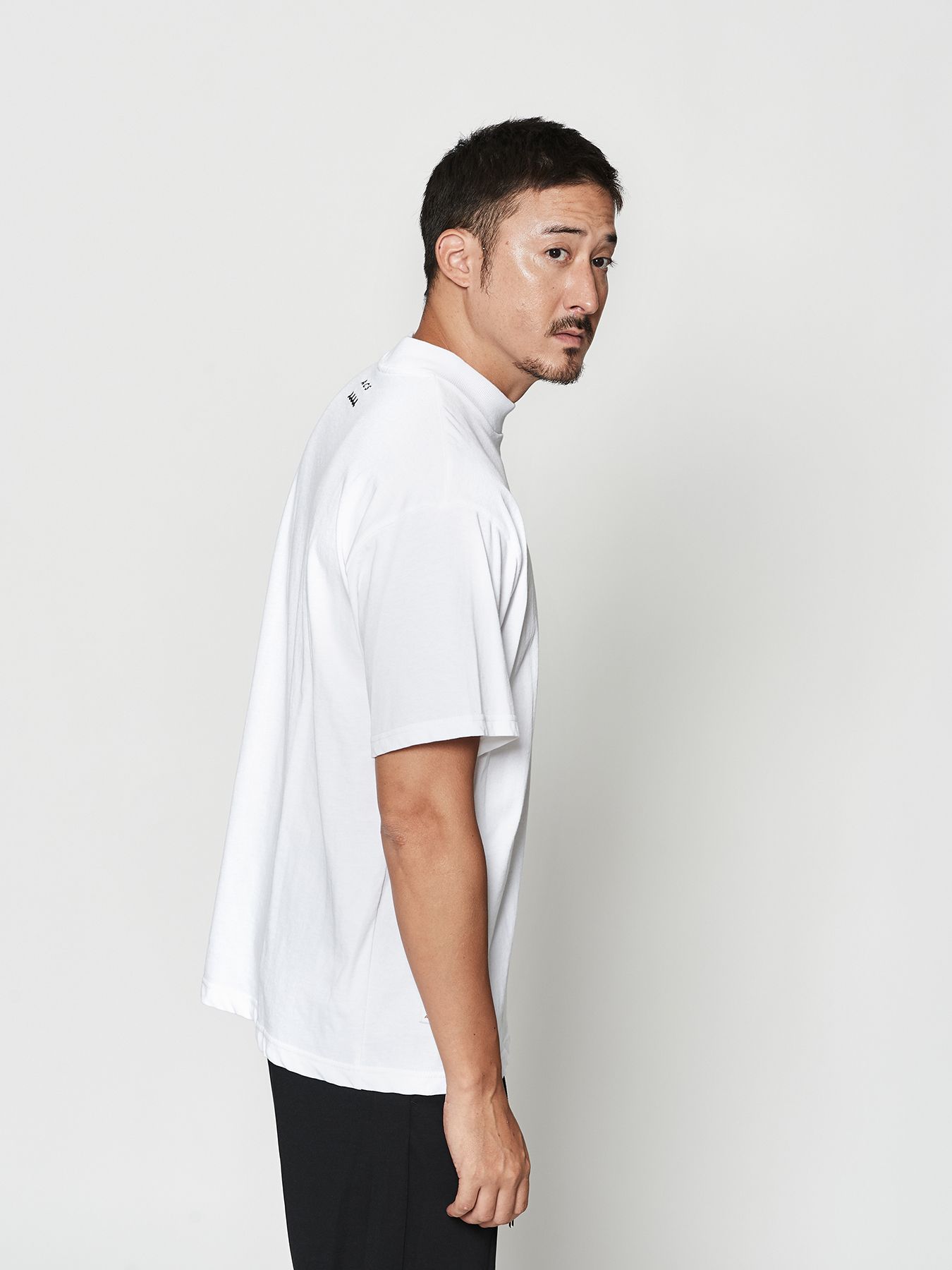 【予約品 10月9日(木) 締切】muta Mock Neck Pocket Tee / Tシャツ / ホワイト【Acanthus × muta MARINE】