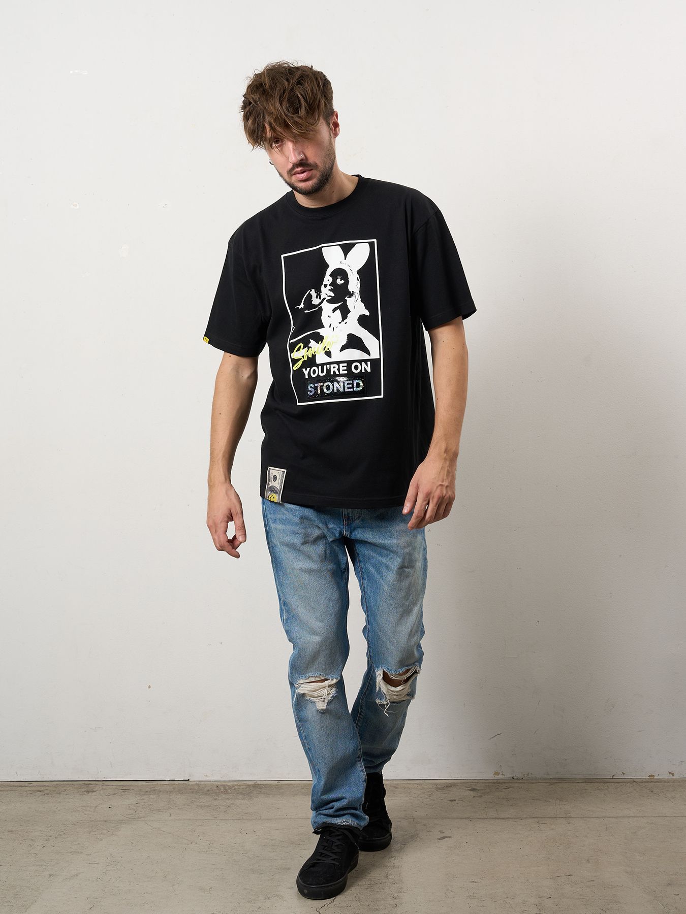 【予約品 10月16日(木) 締切】5.6ozコットン天竺 YOU'RE ON STONEDシークイン SSシャツ / ブラック