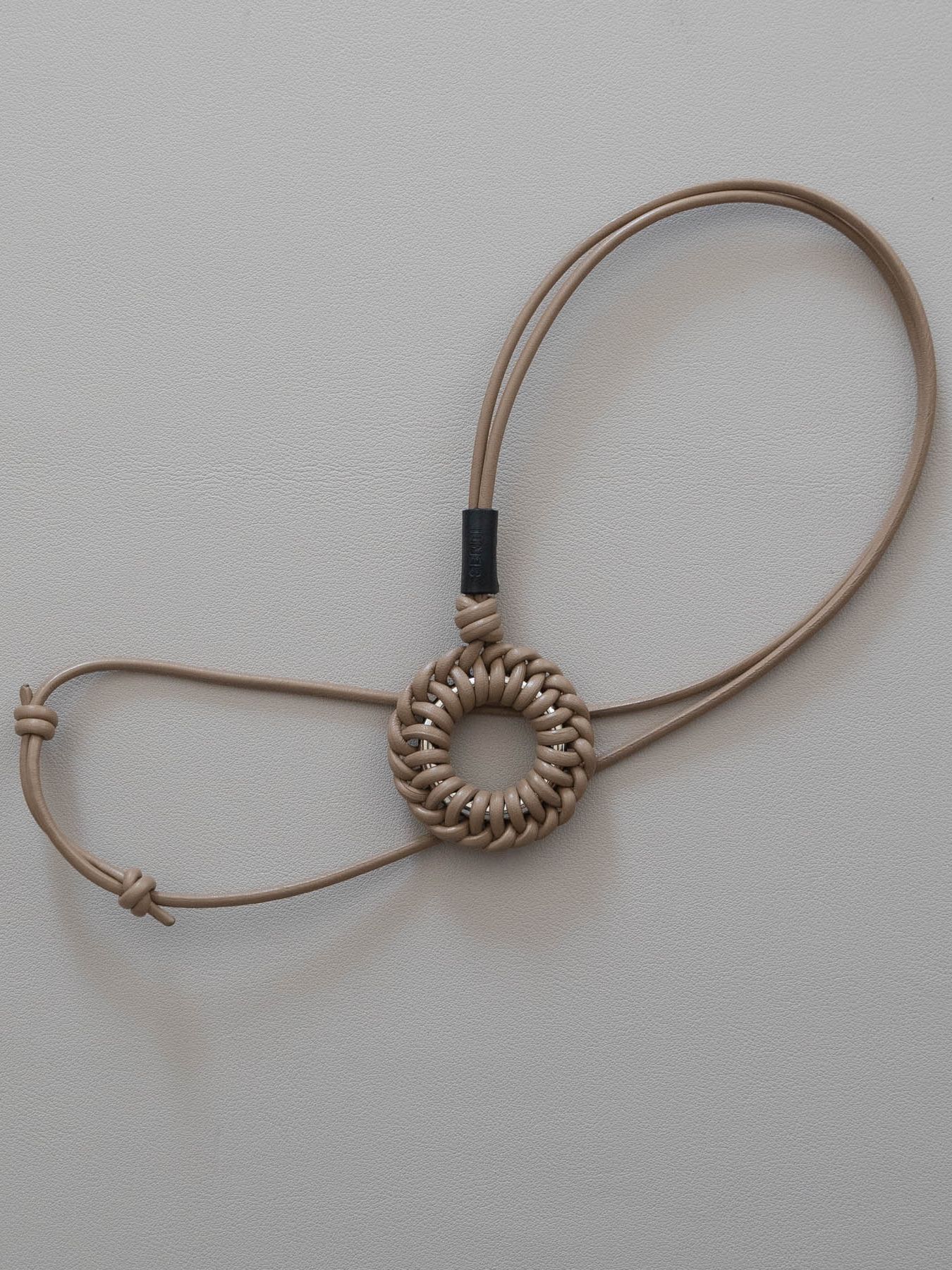 《予約品》 LEATHER BRAID CIRCLE NECKLACE / ネックレス / キャメル 【Iroquois.SENTI】