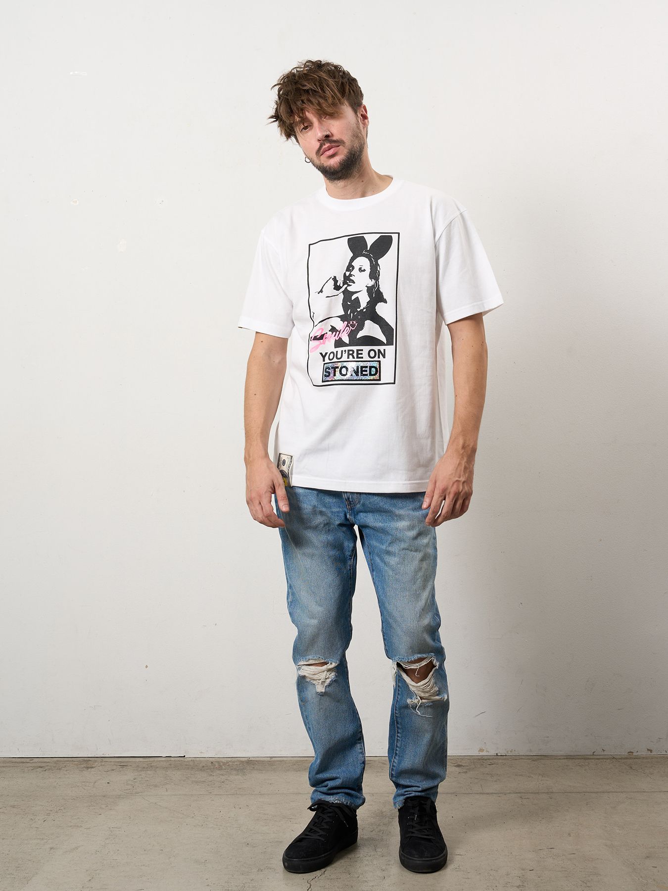 【予約品 10月16日(木) 締切】5.6ozコットン天竺 YOU'RE ON STONEDシークイン SSシャツ / ホワイト
