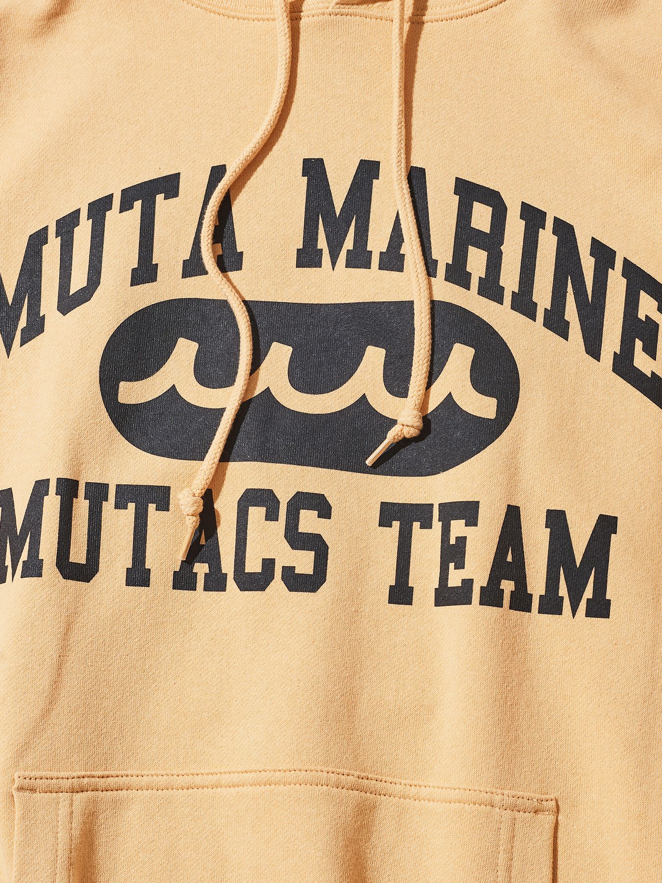 【予約品 10月9日(木) 締切】muta College Logo Hooded Sweatshirt / パーカー / イエロー【Acanthus × muta MARINE】