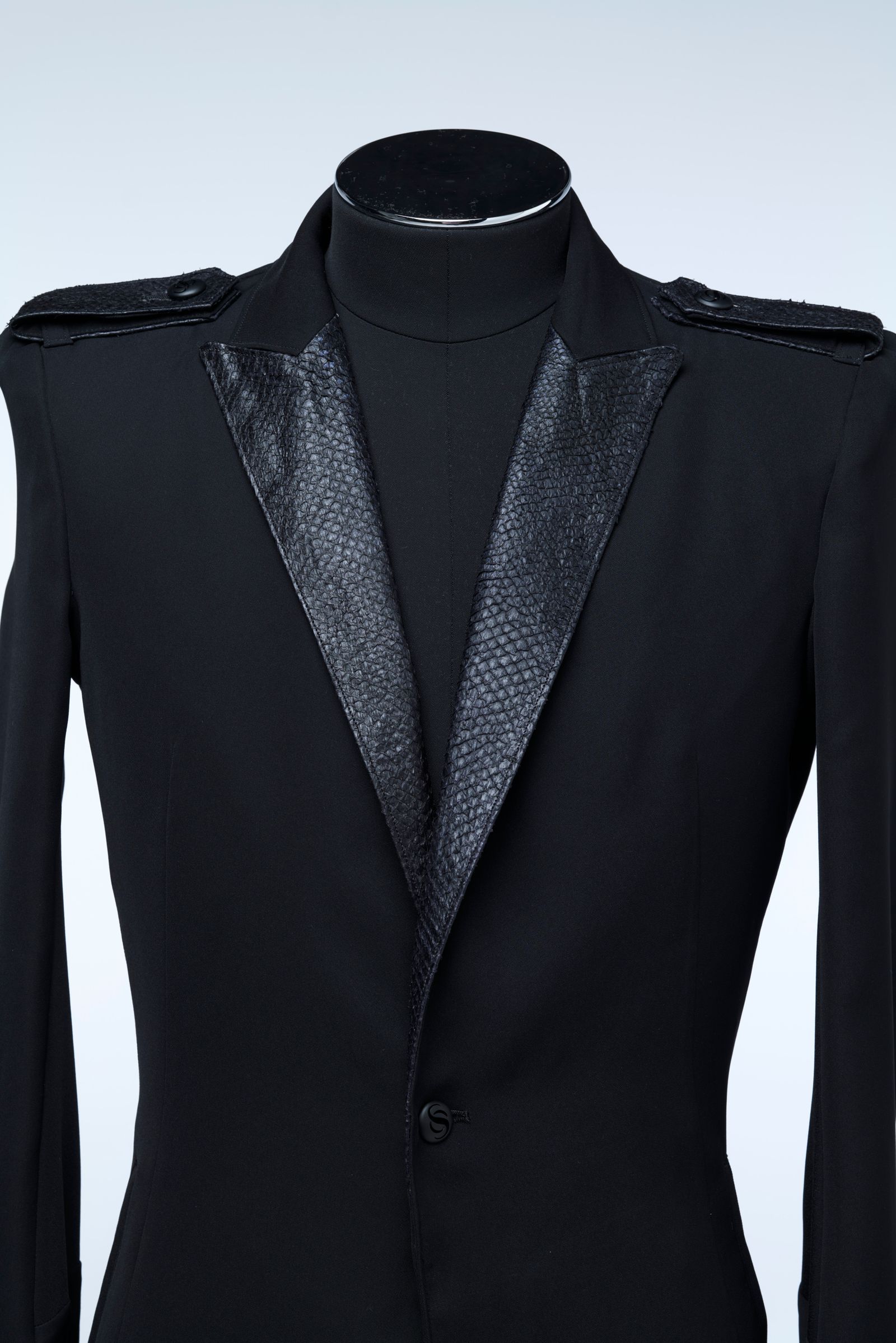 《予約品4月23日18時締め》 FishLeatherLapelFlareJacket / フレアジャケット  / ブラック 【THE ONENESS】 8月中入荷予定