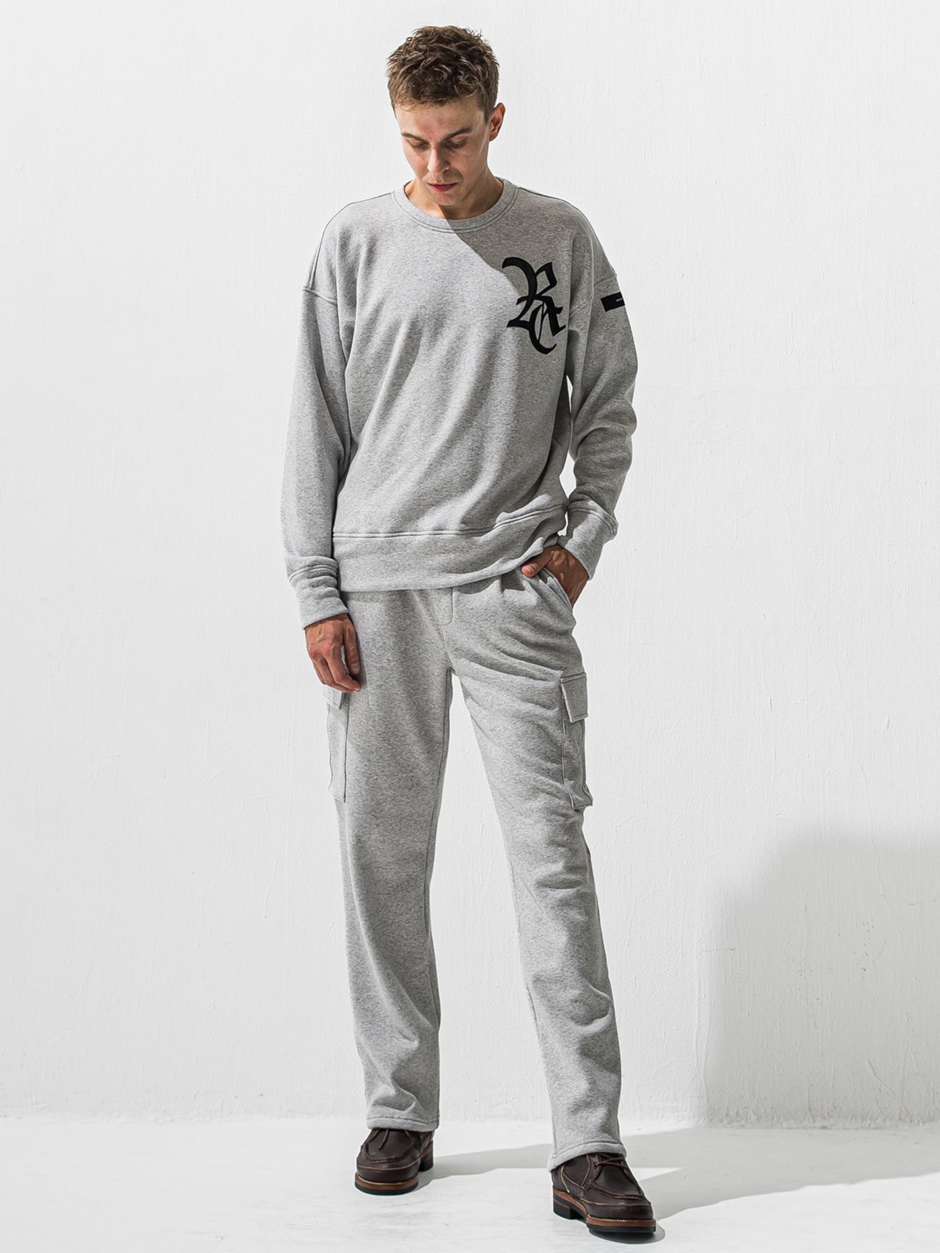 【予約品 9月6日(日) 締切】RC VELOURS FLEECE DROP TRAINER / RCレザーワッペン 裏起毛 ルーズトレーナー / グレー