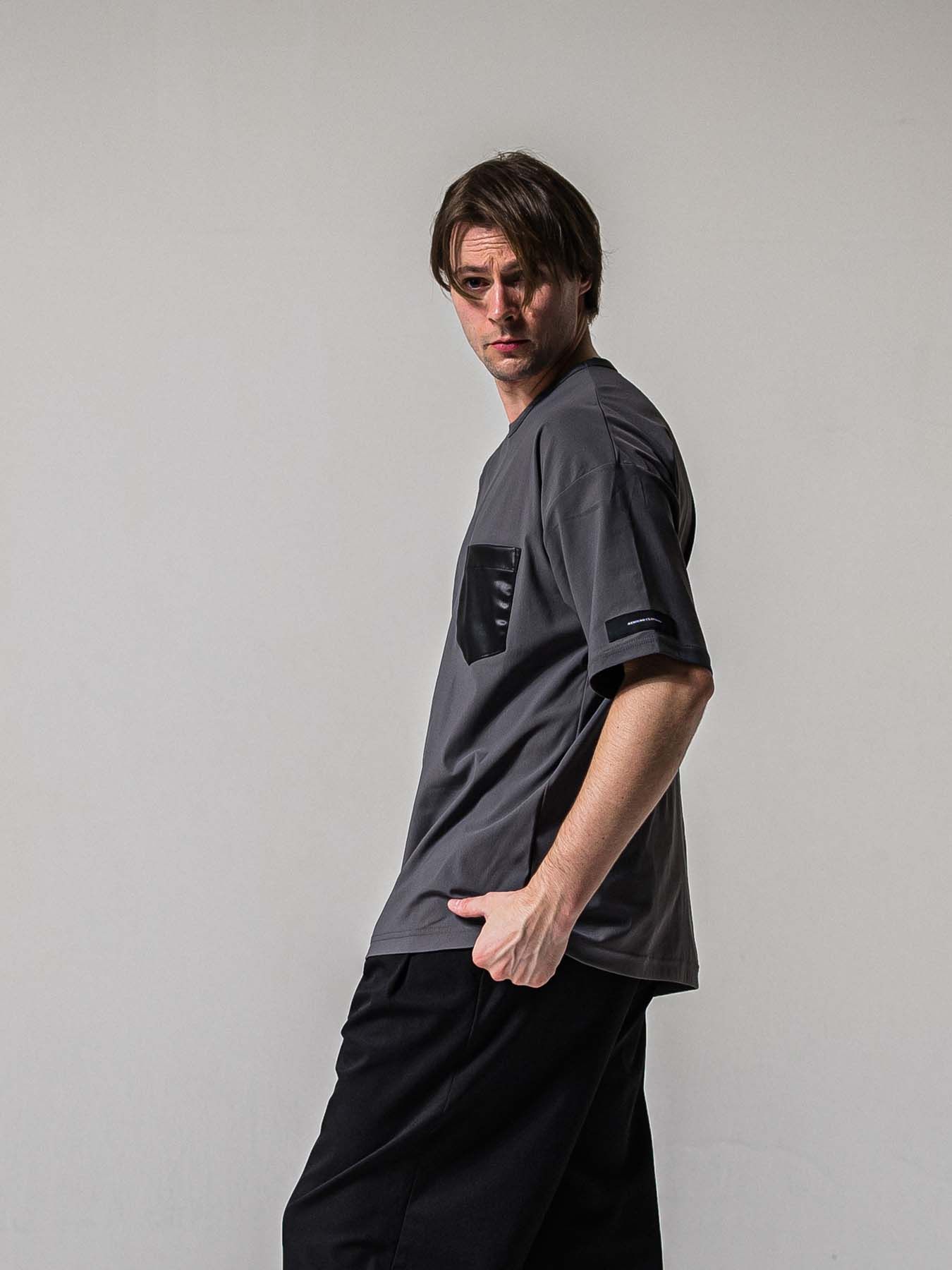【予約品 11月16日(日) 締切】LEATER POCKET OVER NYLON T / エコレザーポケット ルーズTシャツ / グレー