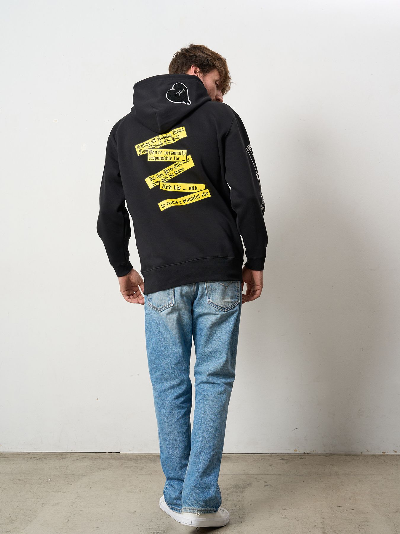 【予約品 5月8日(木) AM10時 締切】 TC裏毛起毛 リリックリボン&MUSICプリントハートサガラパッチワーク プルオーバー パーカー / ブラック