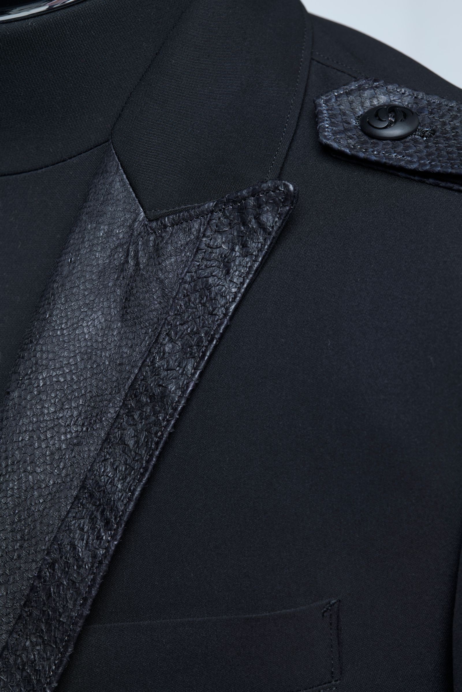 《予約品4月23日18時締め》 FishLeatherLapelJacket / ロングピークドジャケット  / ブラック 【THE ONENESS】 8月中入荷予定