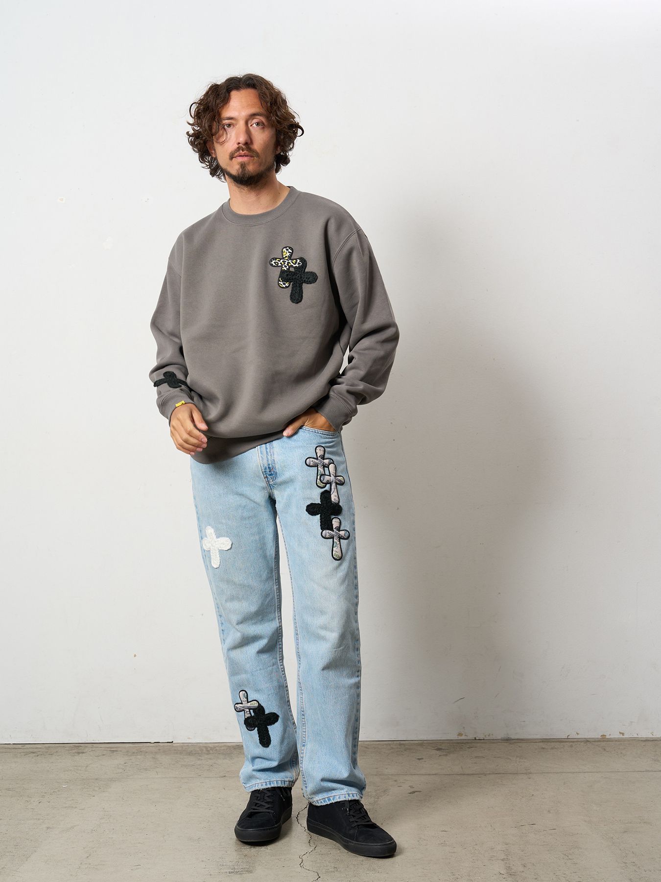 【予約品 5月8日(木) AM10時 締切】 TC裏毛起毛 ロゴクロス発泡プリント&クロスパッチワーク スウェットシャツ / チャコールグレー