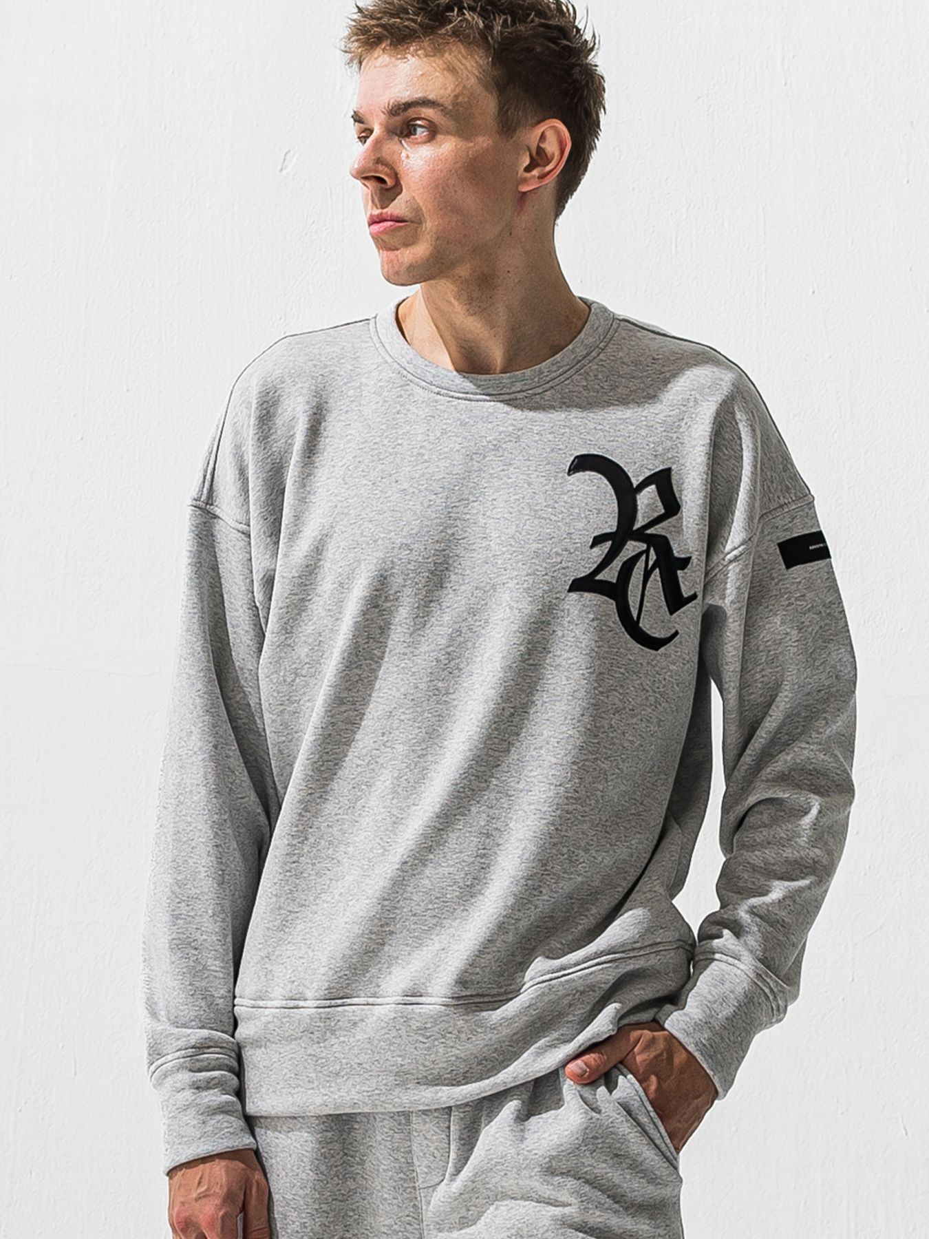 【予約品 9月6日(日) 締切】RC VELOURS FLEECE DROP TRAINER / RCレザーワッペン 裏起毛 ルーズトレーナー / グレー
