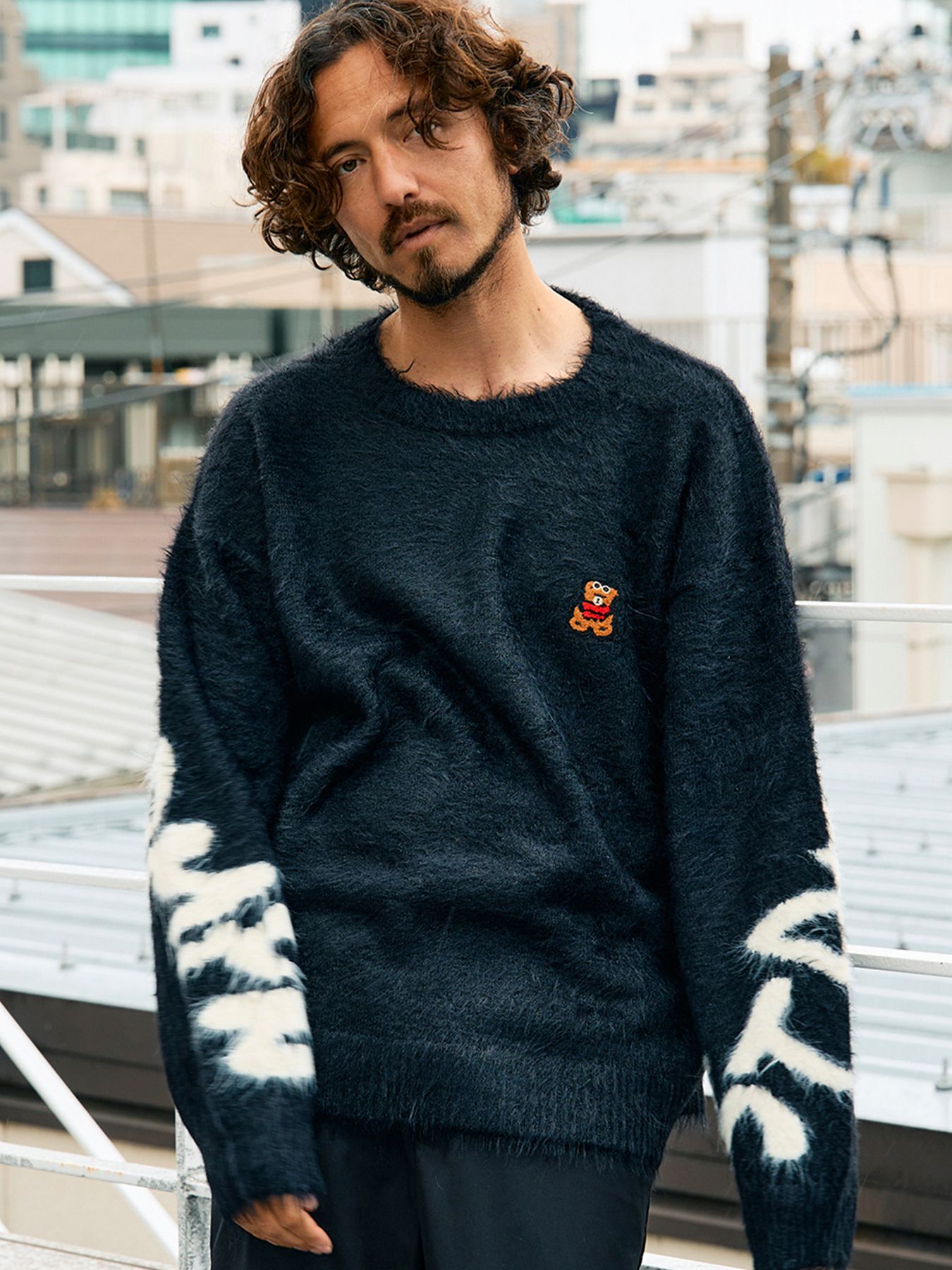 【予約品 5月8日(木) AM10時 締切】 ナイロンフェザーヤーン ビックロゴクロスインターシャシャギープルオーバー / ブラック