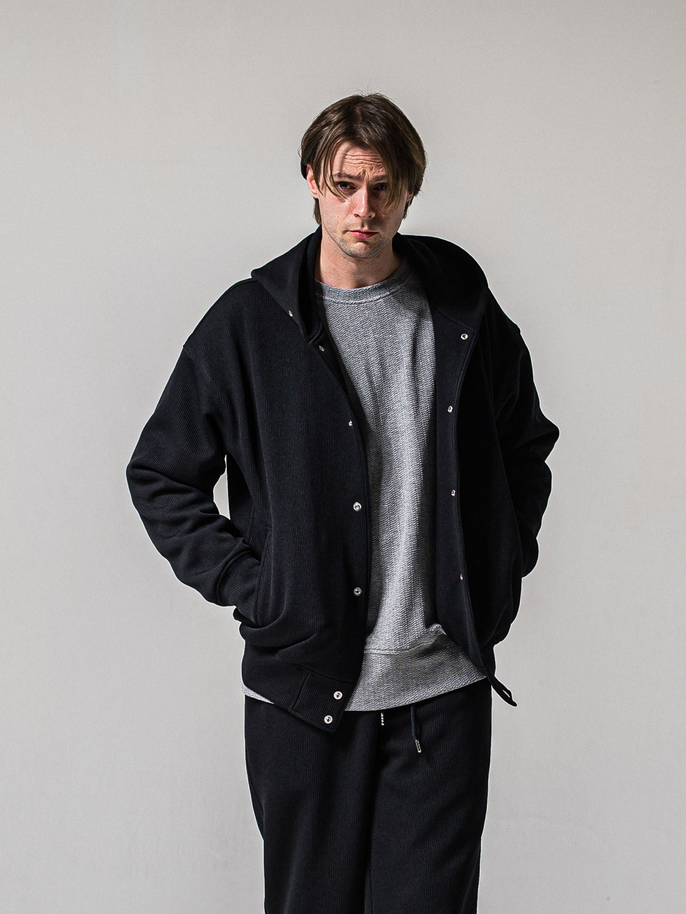 【予約品 11月16日(日) 締切】AZE VARSITY HOODIE / 畔編みニット フード付きスタジャン / ブラック