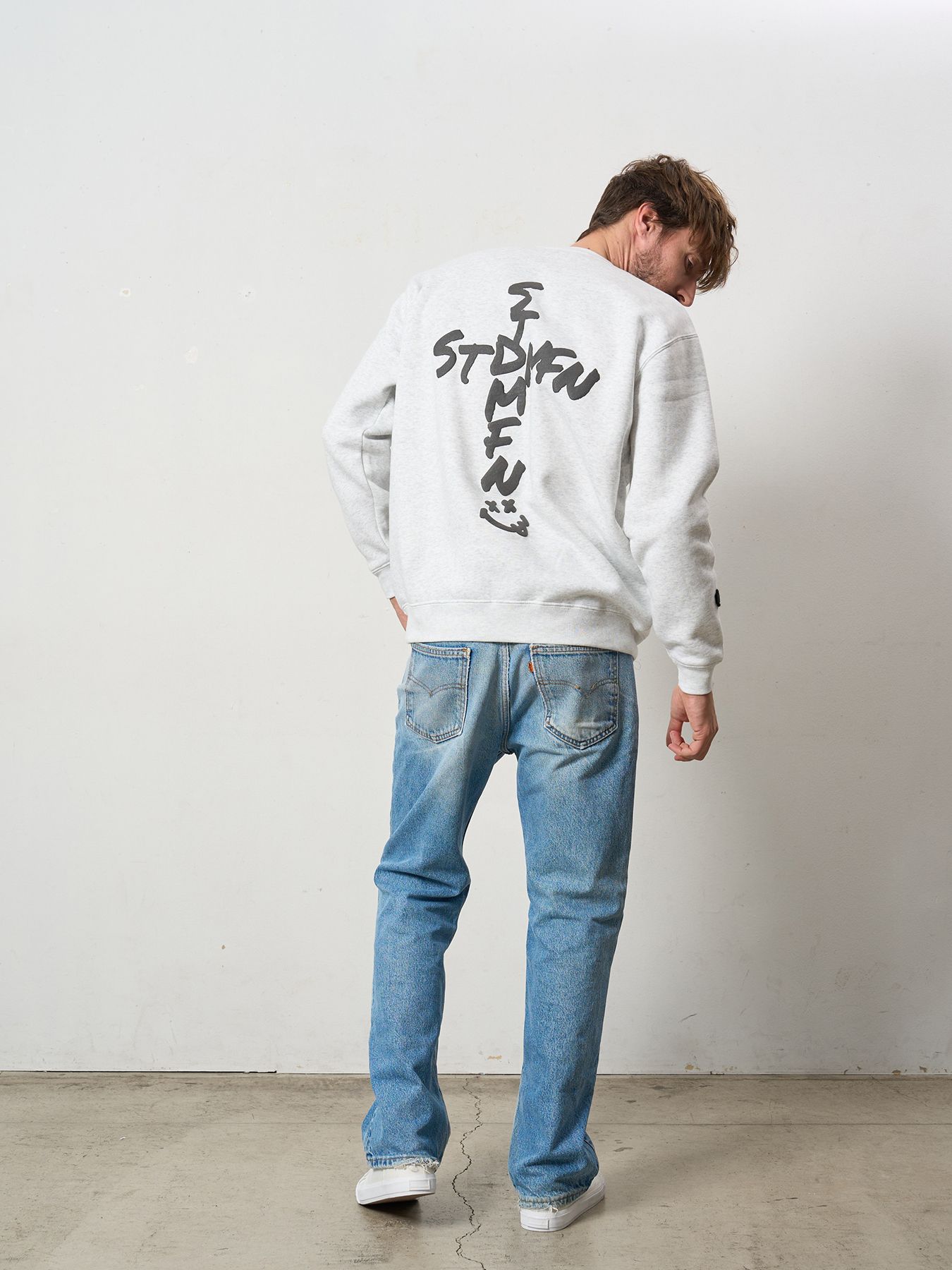 【予約品 5月8日(木) AM10時 締切】 TC裏毛起毛 ロゴクロス発泡プリント&クロスパッチワーク スウェットシャツ / アッシュ