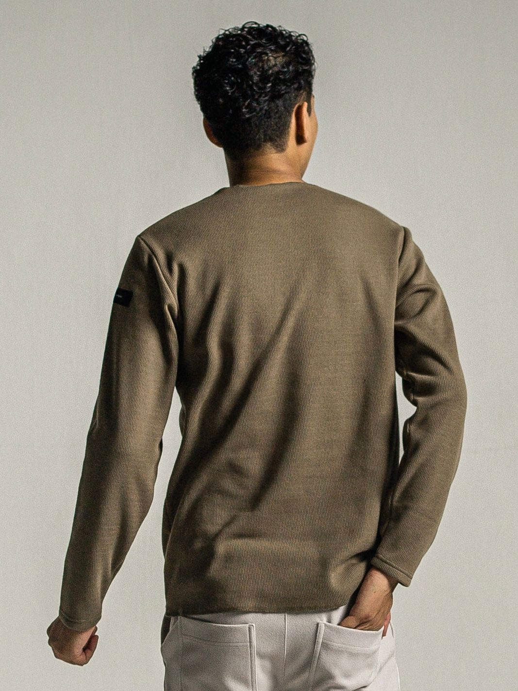 《予約9月1日18時締め》 fleece neo thermal / 肩ロゴ刺繡入り裏地特殊起毛ベロアフリースサーマル / カーキ